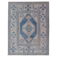 Tapis turc vintage Oushak avec motif de médaillon en bleu, Lt. Sarcelle et ivoire