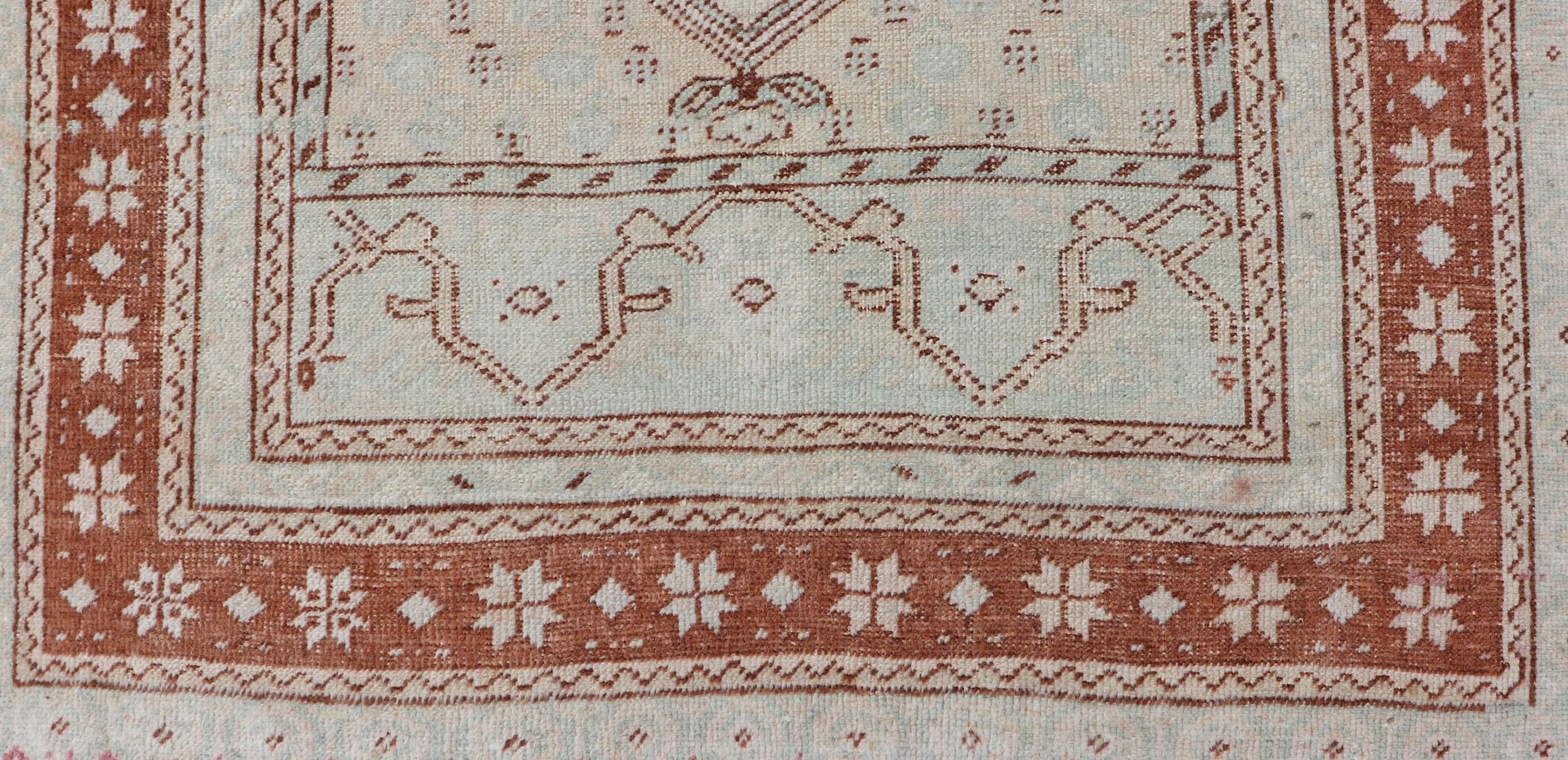 Medallion design Turkish vintage rug in neutral tones of tan, taupe, light blue, camel, and brown. Keivan Woven Arts / rug EN-178302, country of origin / type: Turkey / Oushak, circa 1940.
This muted vintage Turkish Oushak carpet rests beautifully