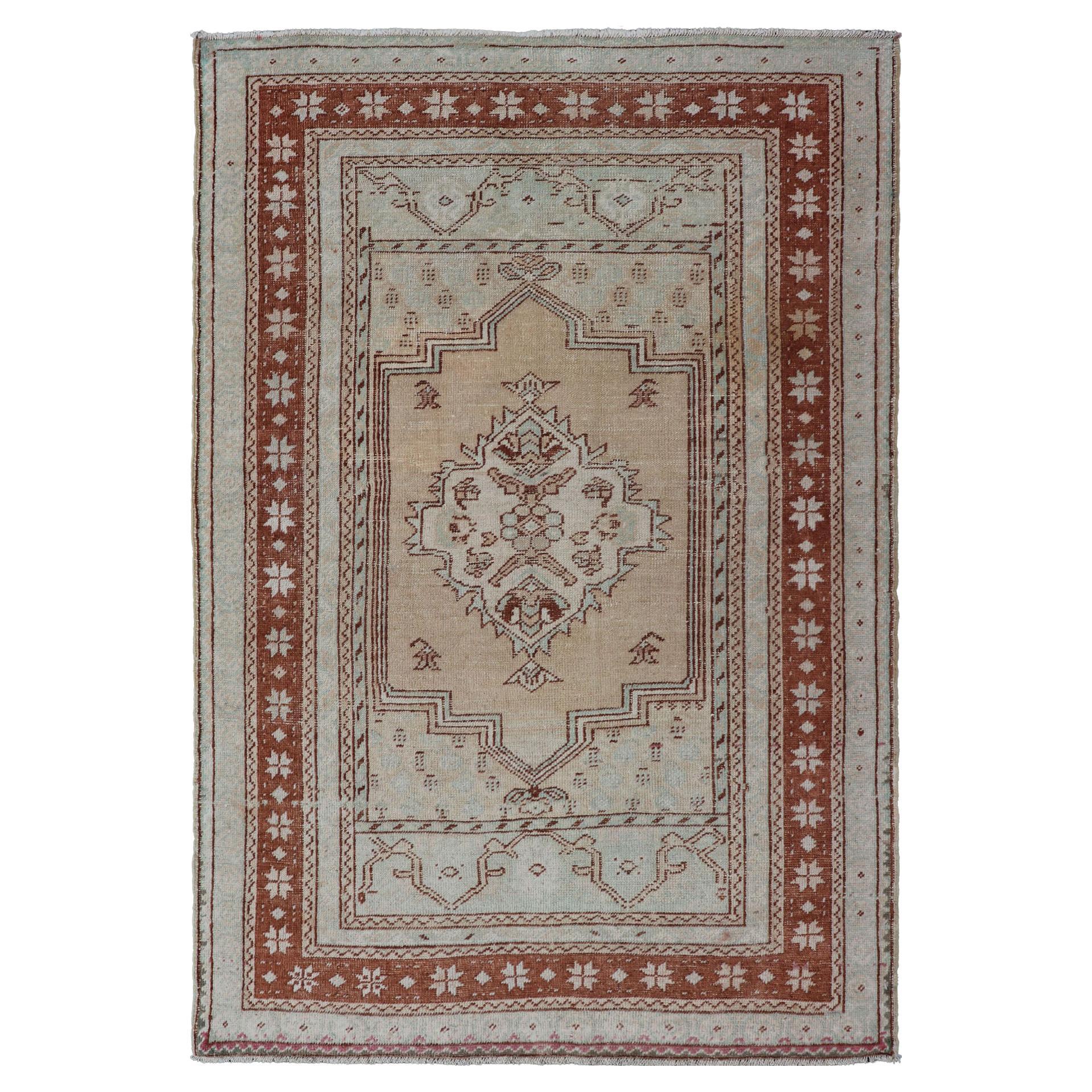 Türkischer Oushak-Teppich im Vintage-Stil mit Medaillonmuster in Kamel, Taupe und Hellblau