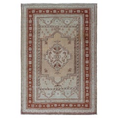 Alfombra turca vintage Oushak con diseño de medallón en camel, topo y azul claro