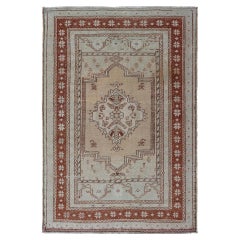 Tapis turc vintage Oushak avec motif de médaillon en camel, taupe et bleu clair