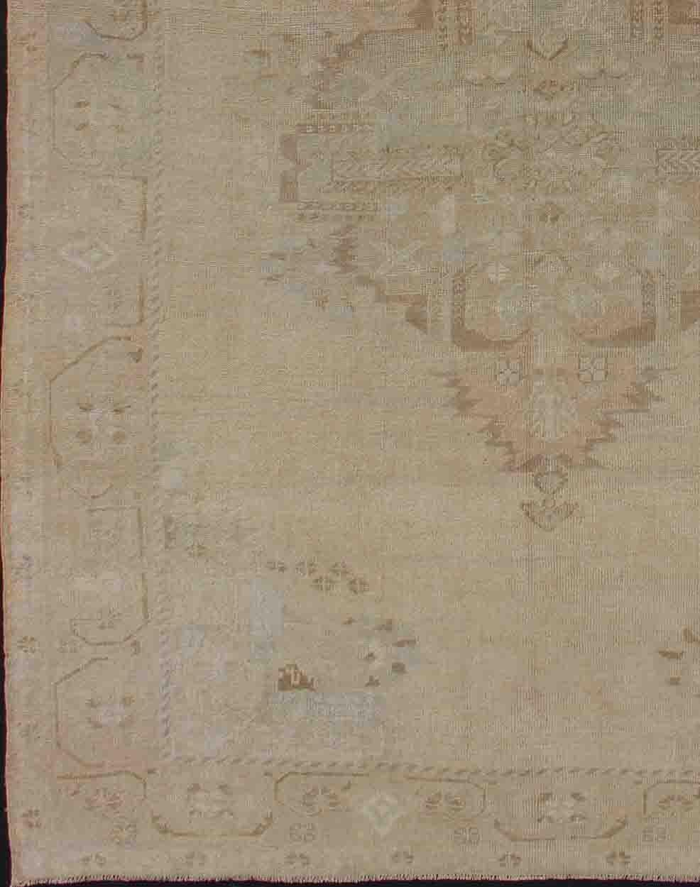 Medallion design Turkish vintage rug in neutral tones, rug en-10651, country of origin / type: Turkey / Oushak, circa 1940.

This vintage Turkish Oushak carpet (circa mid-20th century) features a central medallion design, as well as patterns of