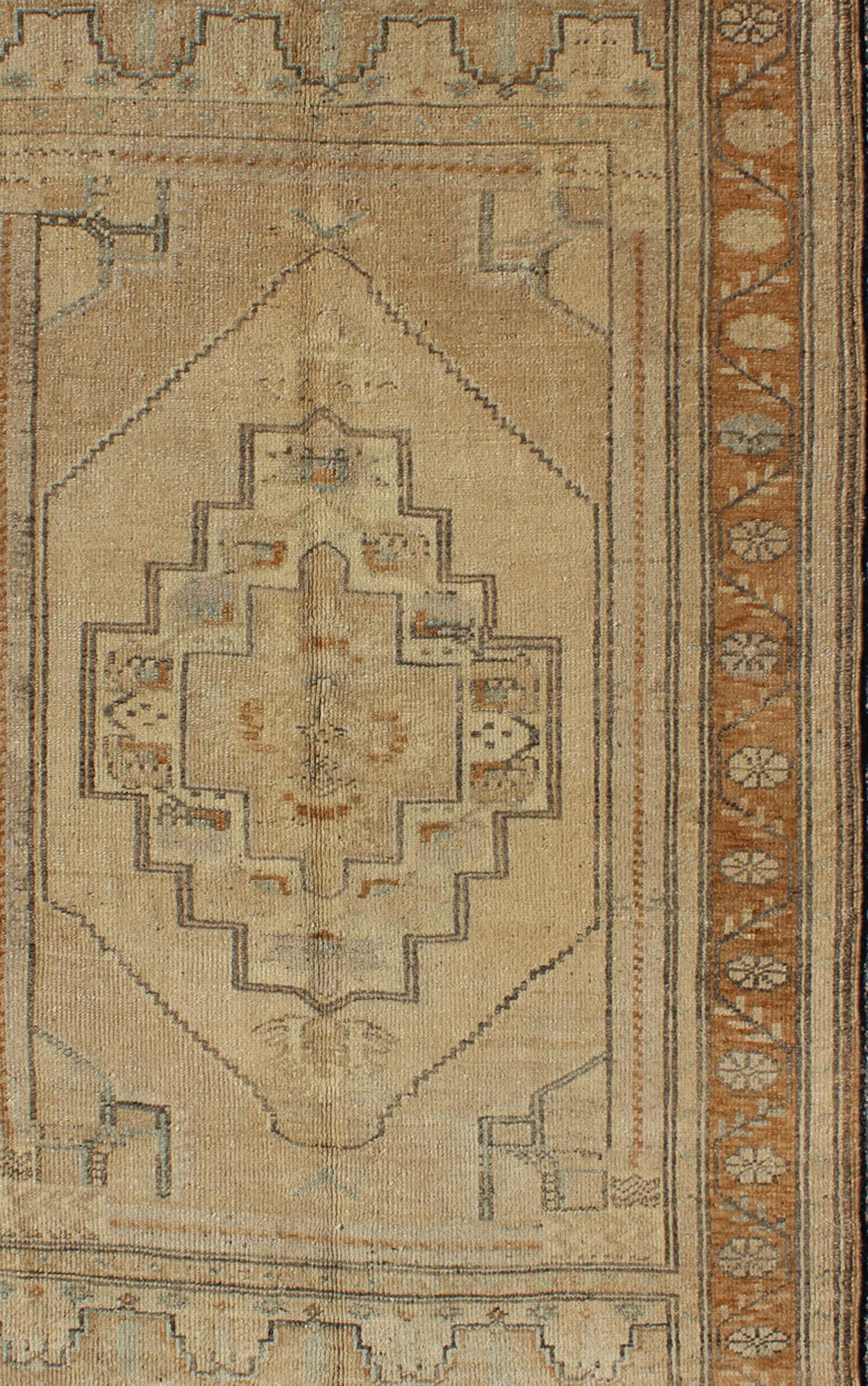Medallion design Turkish vintage rug in neutral tones of tan, taupe, light brown, camel, and light green, rug TU-UGU-3344, country of origin / type: Turkey / Oushak, circa 1940.

Measures: 3'7 x 5'10.
