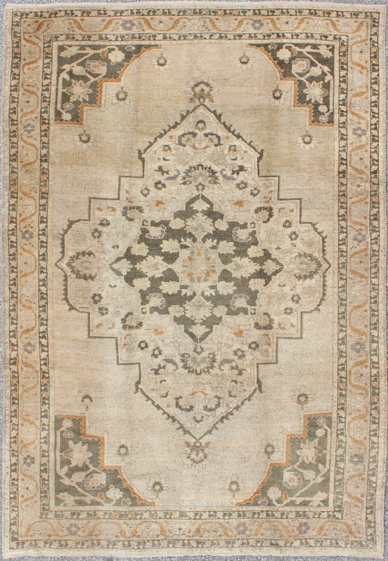 Turco d'epoca  Tappeto Oushak con design a medaglioni nei toni neutri e grigio verde in vendita 2