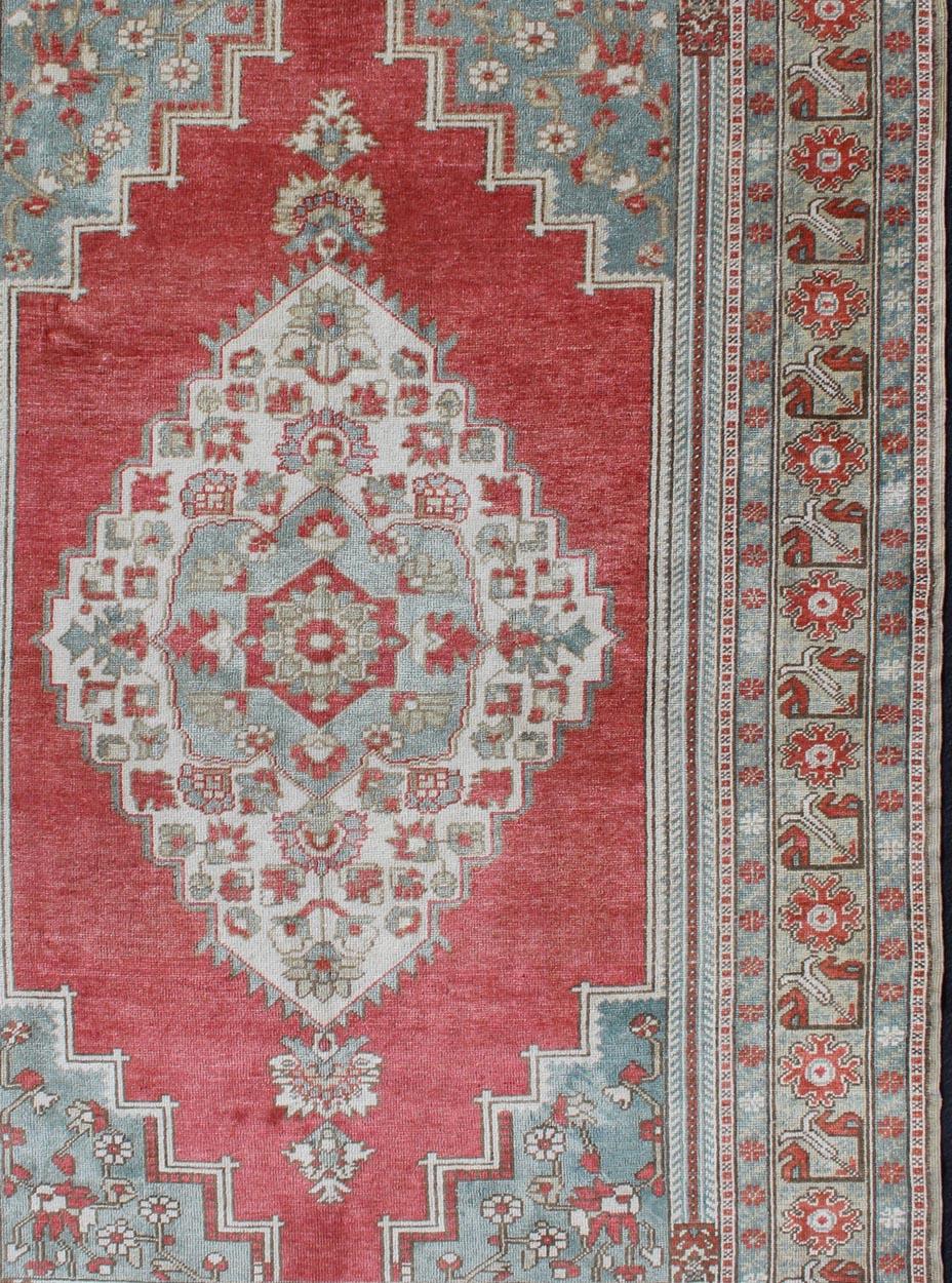 Medallion Design Oushak Rug from Turkey, Keivan Woven Arts /  rug TU-MTU-4839, country of origin / type: Turkey / Oushak, circa 1940

This vintage Turkish Oushak rug features an ornate medallion design in the central field, flanked by cornices with