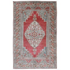 Tapis turc vintage Oushak avec motif de médaillon en rose, rouge et bleu gris