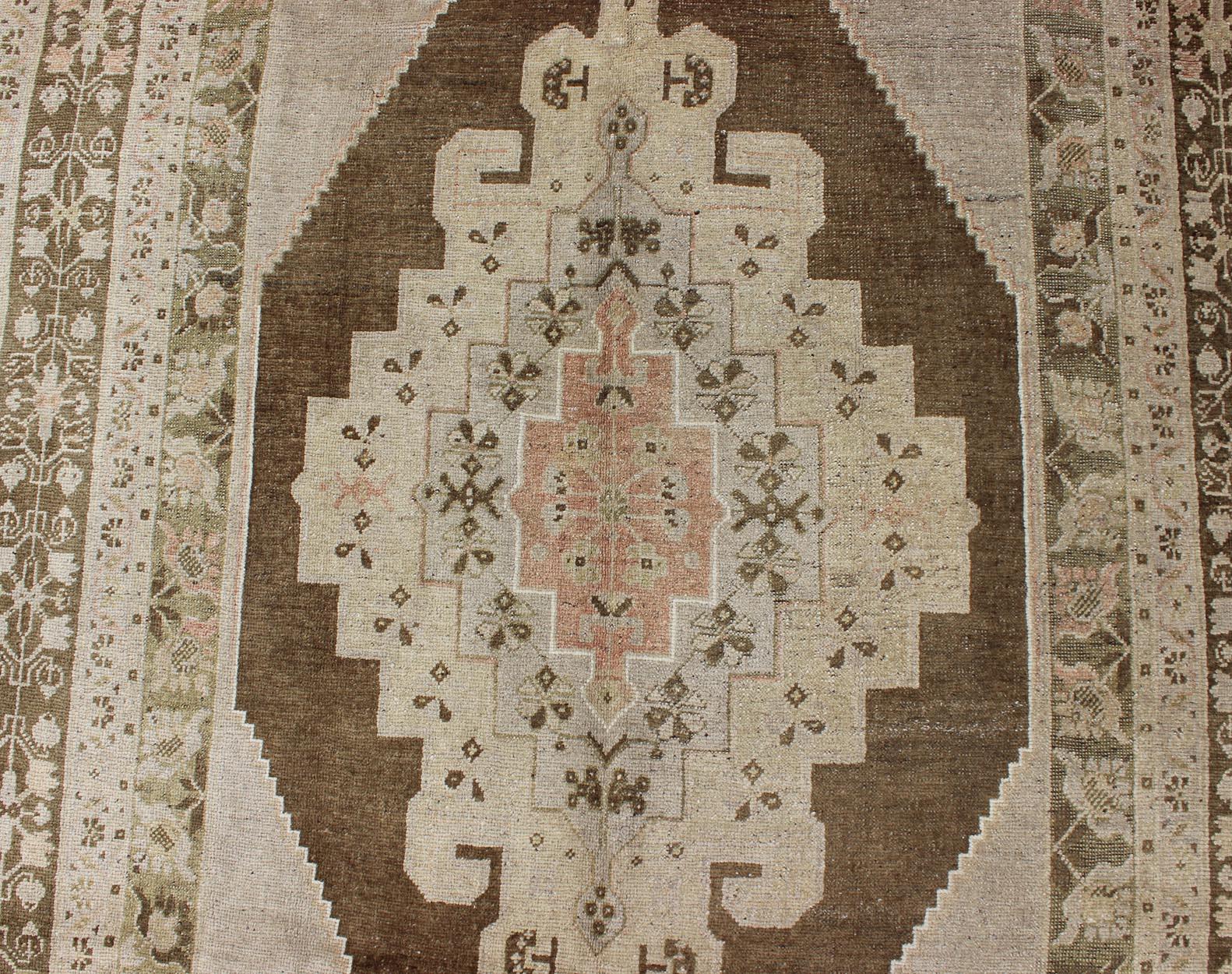 Türkischer Oushak-Teppich mit mehrlagigem, geblümtem Medaillon in Braun und Creme, Vintage im Angebot 2