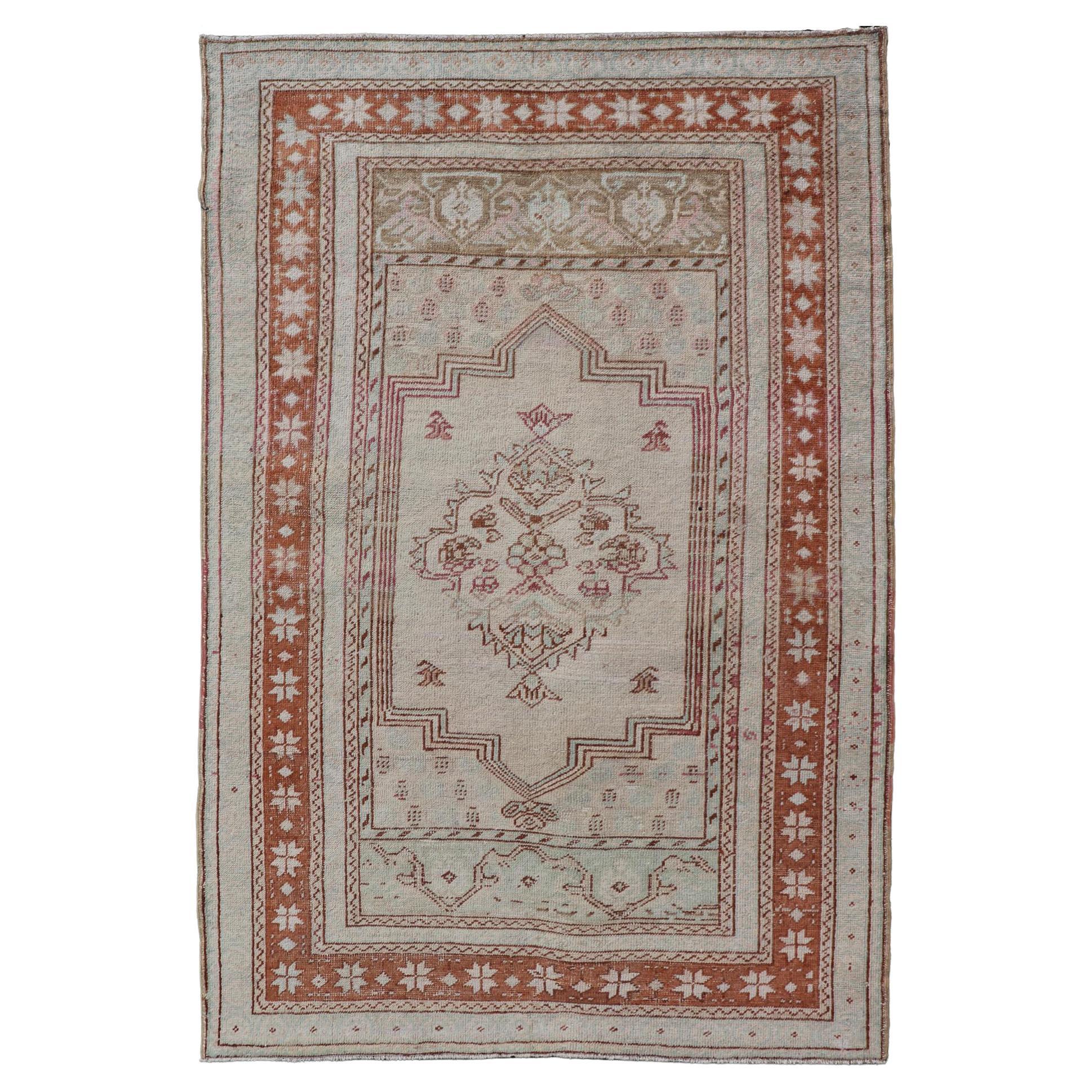 Türkischer Oushak-Teppich im Vintage-Stil mit Medaillonmuster in Taupe, Hellgrün und Braun