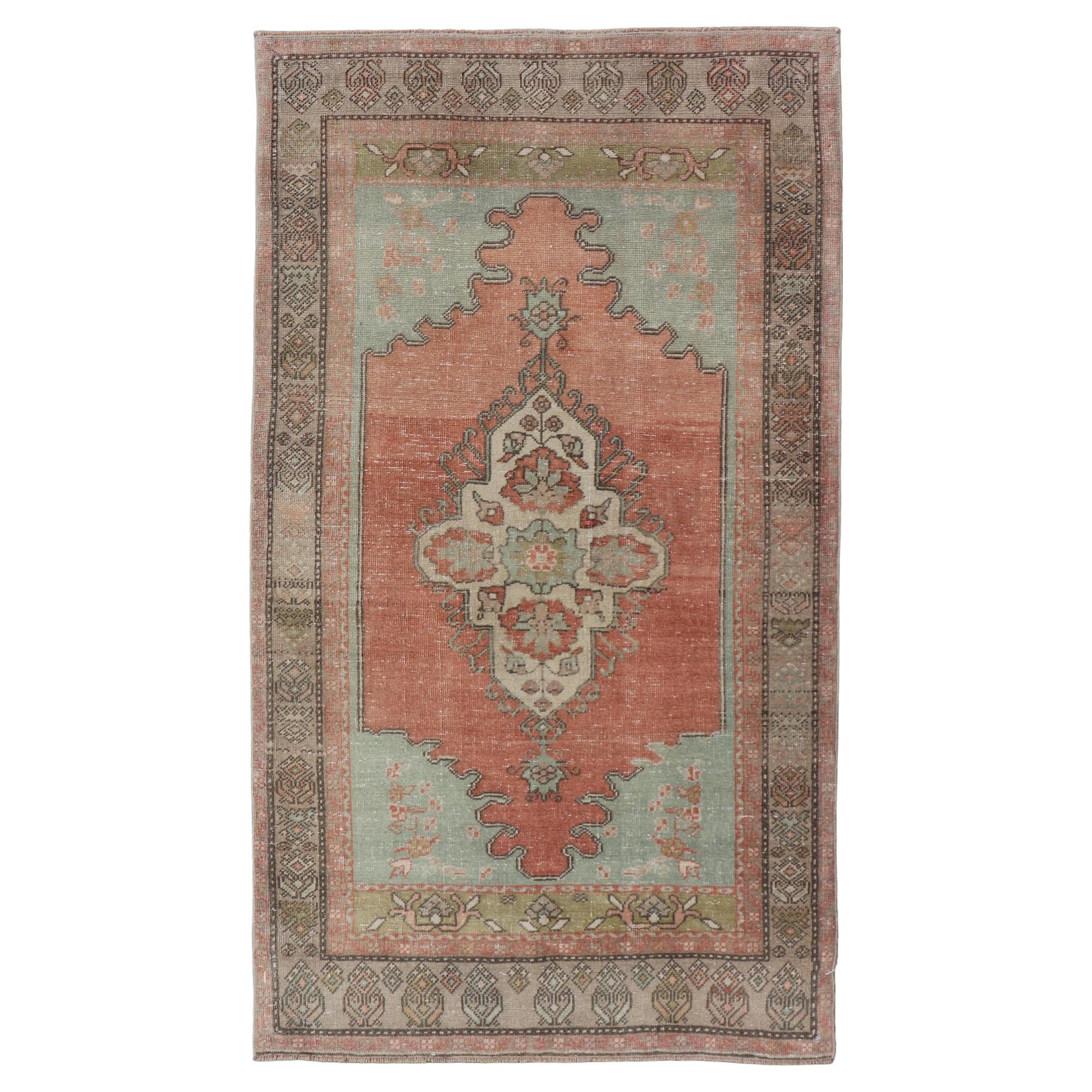 Türkischer Oushak-Teppich im Vintage-Stil mit Medaillon in Erdtönen und Korallenfarbe