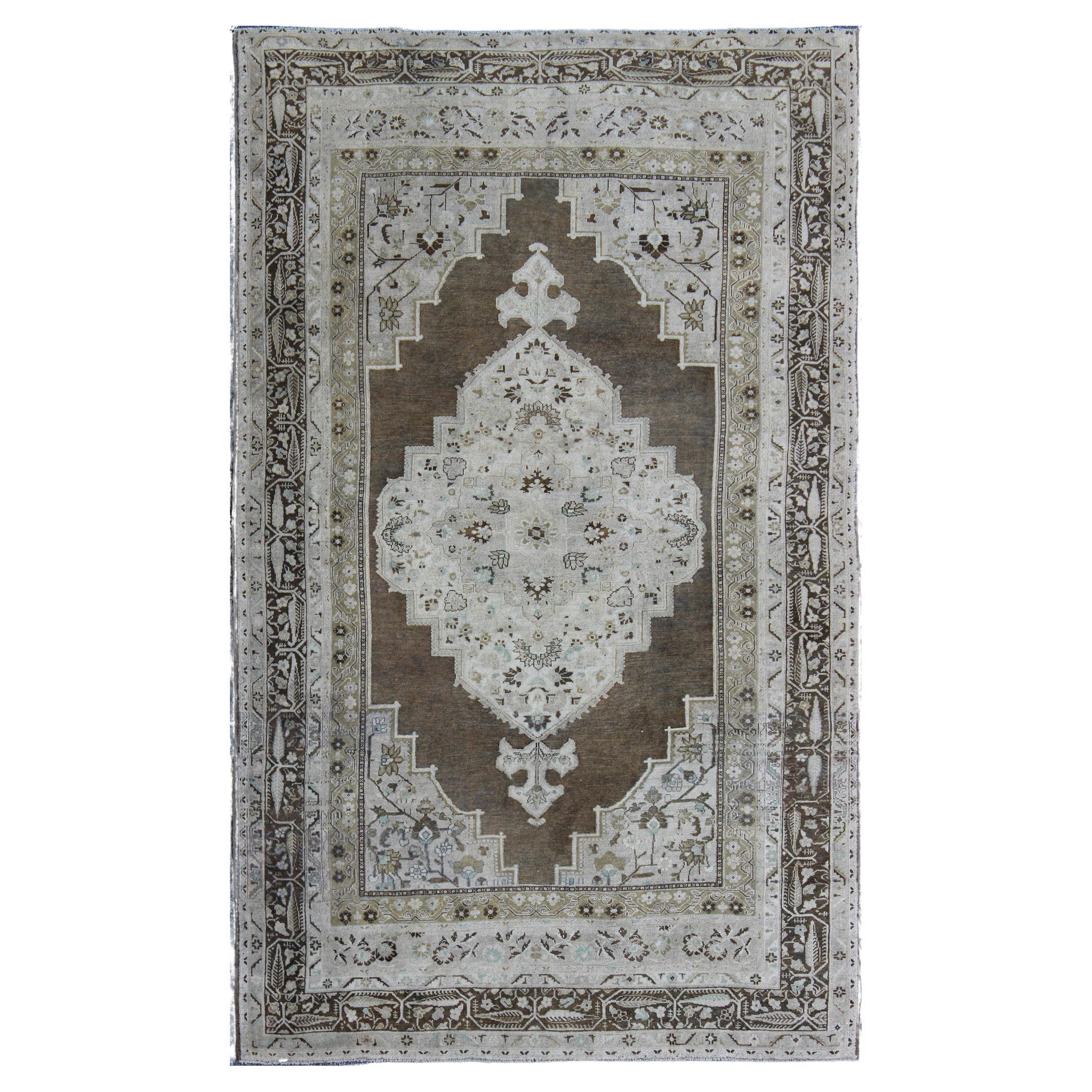 Türkischer Oushak-Teppich mit Medaillon in Braun, Grün und Neutralen Farben