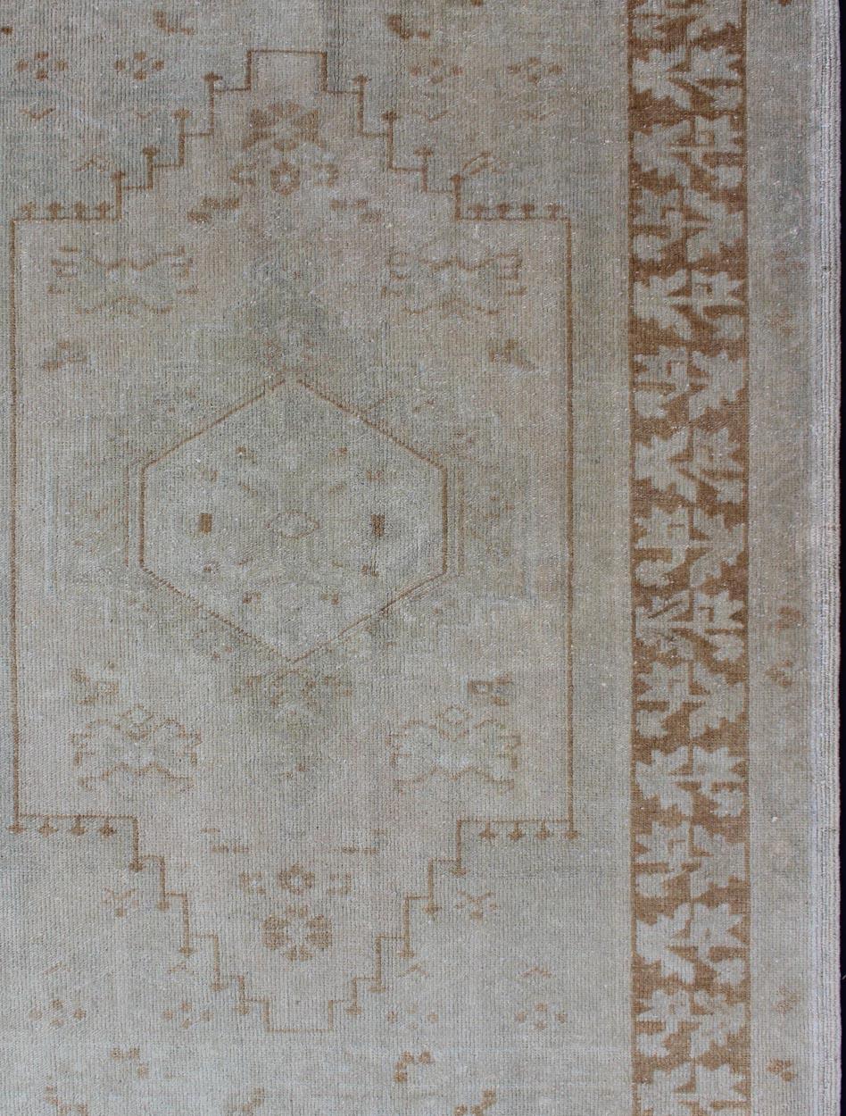 Vintage Türkisch Oushak Teppich mit Medaillon in Blass Hellblau, Taupe 3'10 x 5'3 im Angebot 4