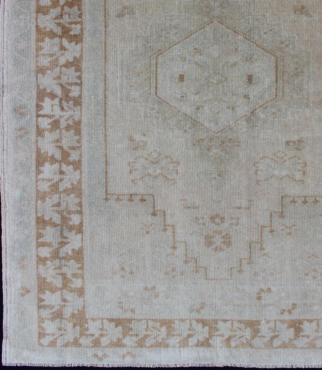 Maße: 3'10 x 5'3 
 Vintage Türkischer Oushak Teppich mit Medaillon in Blass Hellblau, Taupe 3'10 x 5'3. Keivan Woven Arts / Teppich /EN-142853, Herkunftsland / Typ: Türkei / Oushak, um 1940.

Dieser türkische Oushak-Teppich im Vintage-Stil