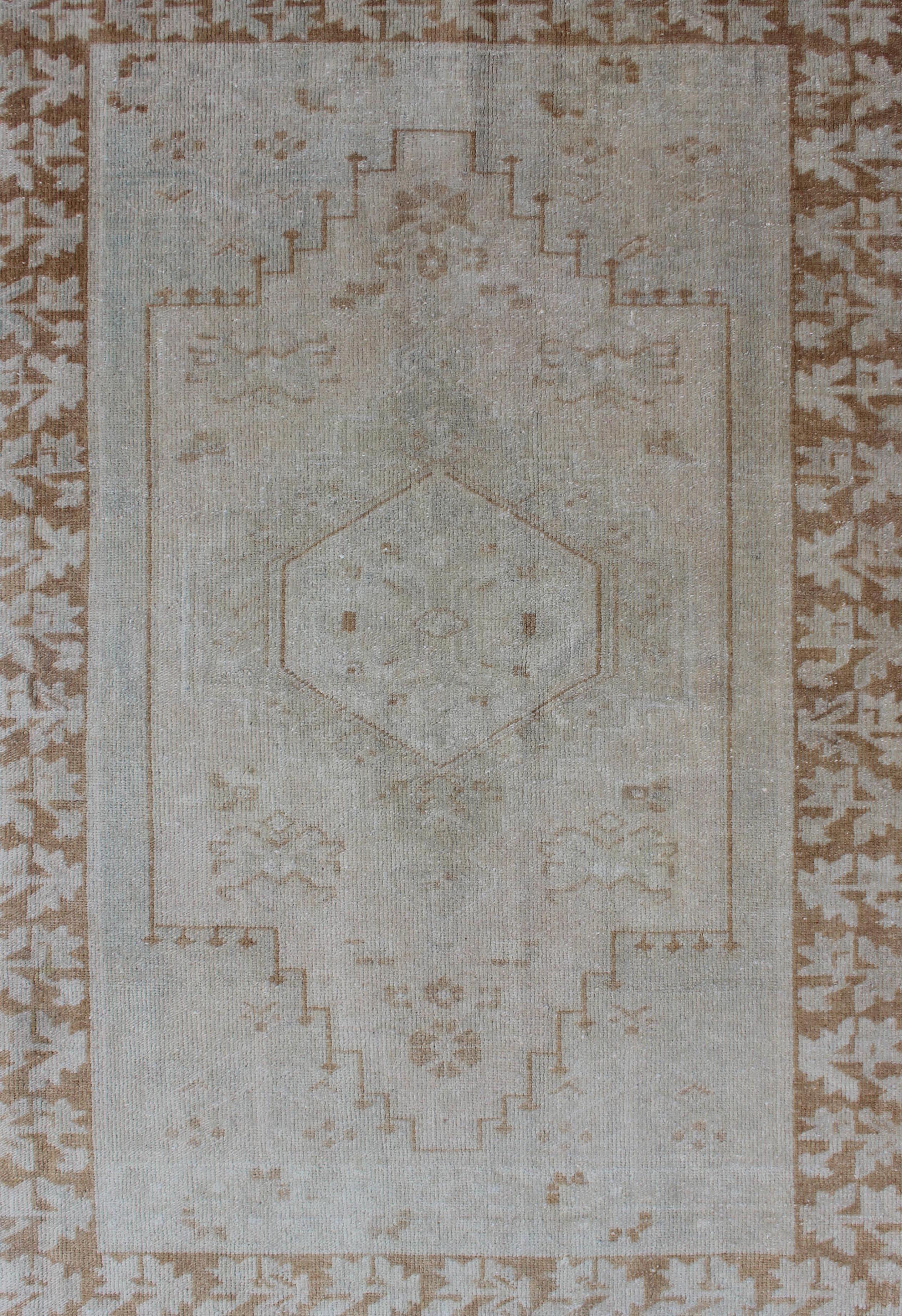 Vintage Türkisch Oushak Teppich mit Medaillon in Blass Hellblau, Taupe 3'10 x 5'3 (Handgeknüpft) im Angebot