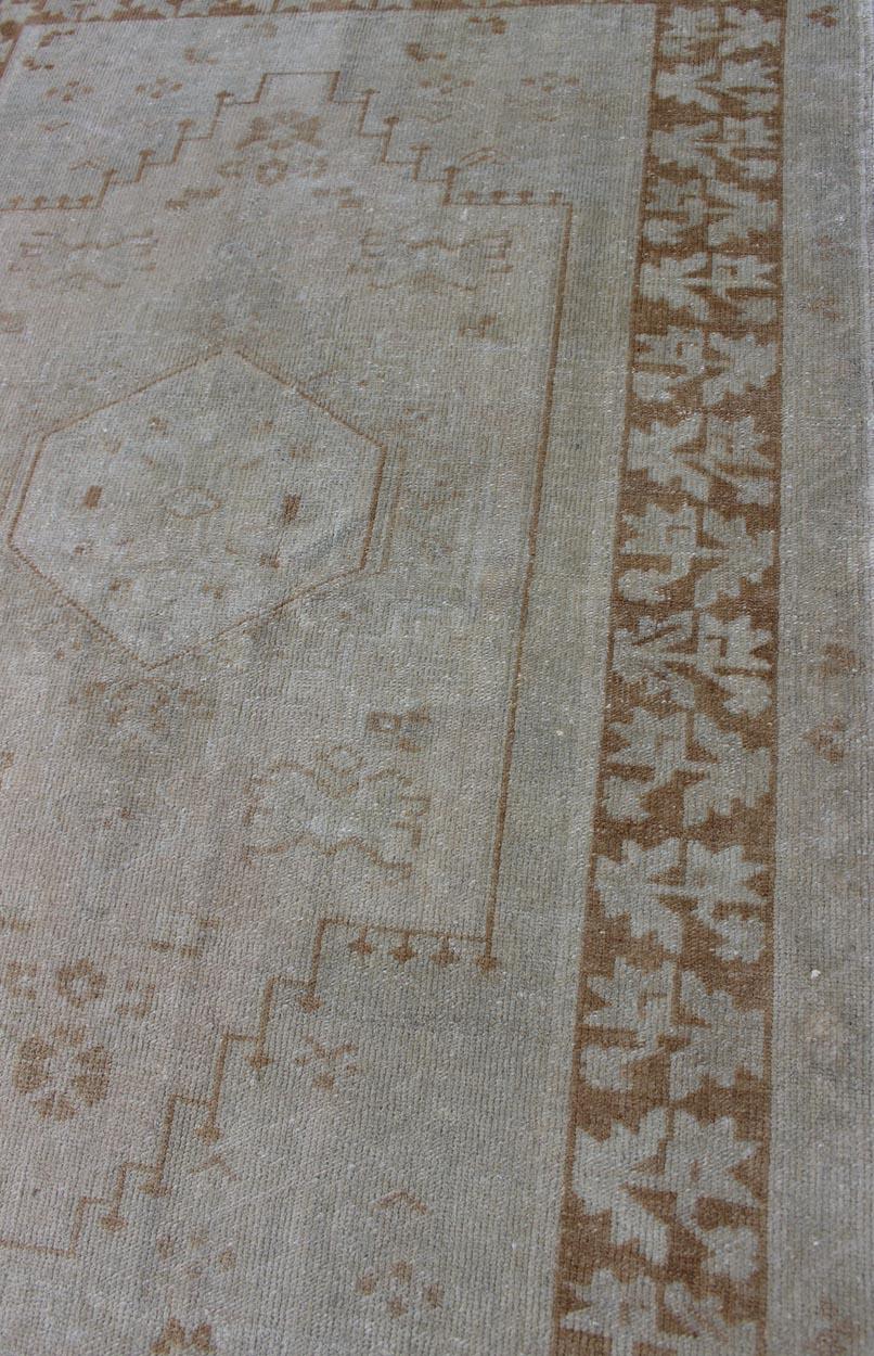 Vintage Türkisch Oushak Teppich mit Medaillon in Blass Hellblau, Taupe 3'10 x 5'3 im Zustand „Gut“ im Angebot in Atlanta, GA