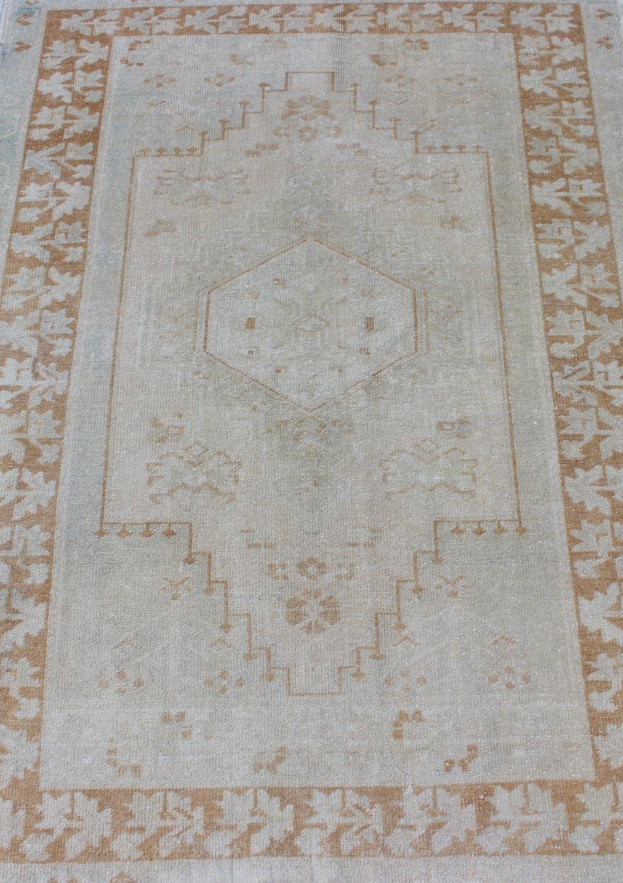 Vintage Türkisch Oushak Teppich mit Medaillon in Blass Hellblau, Taupe 3'10 x 5'3 (20. Jahrhundert) im Angebot