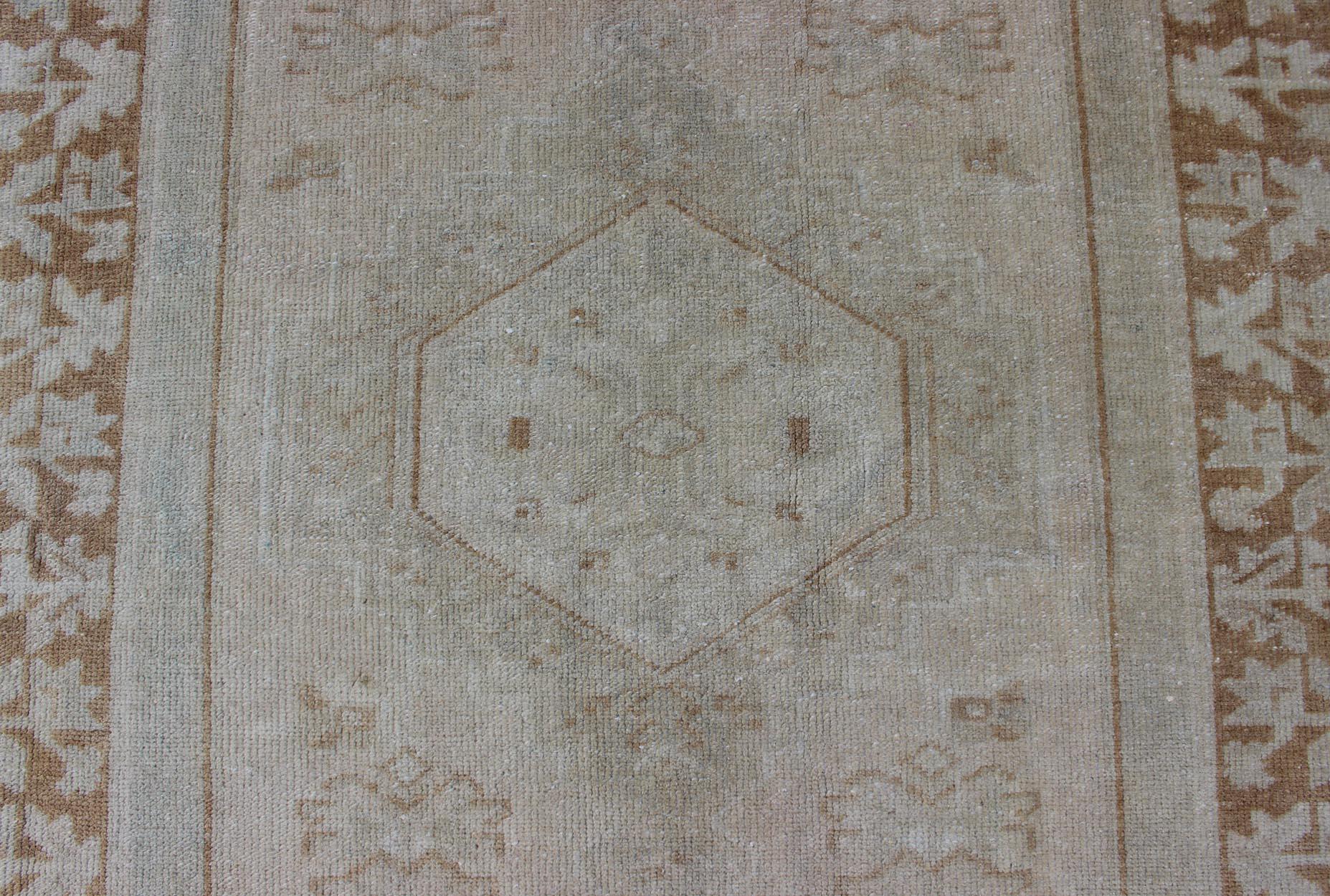 Vintage Türkisch Oushak Teppich mit Medaillon in Blass Hellblau, Taupe 3'10 x 5'3 im Angebot 1
