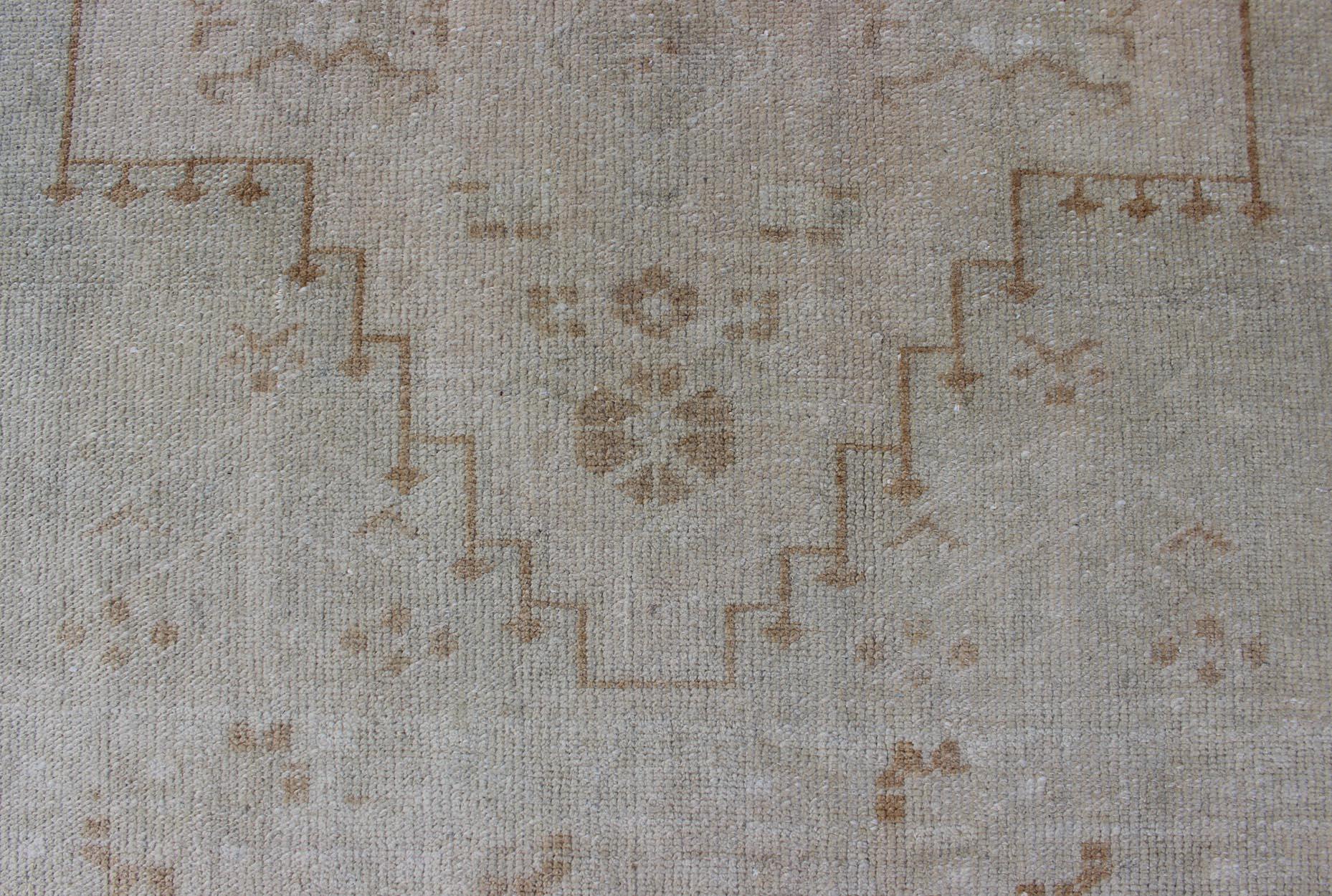 Vintage Türkisch Oushak Teppich mit Medaillon in Blass Hellblau, Taupe 3'10 x 5'3 im Angebot 2