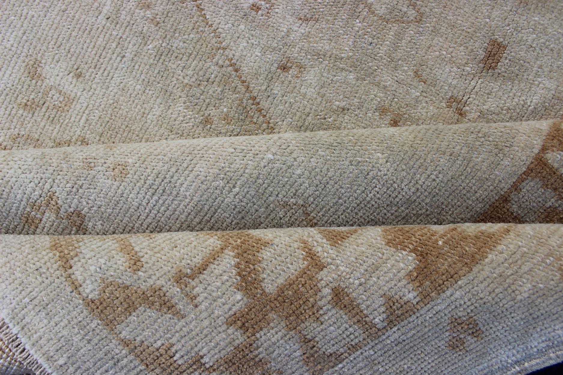 Vintage Türkisch Oushak Teppich mit Medaillon in Blass Hellblau, Taupe 3'10 x 5'3 im Angebot 3