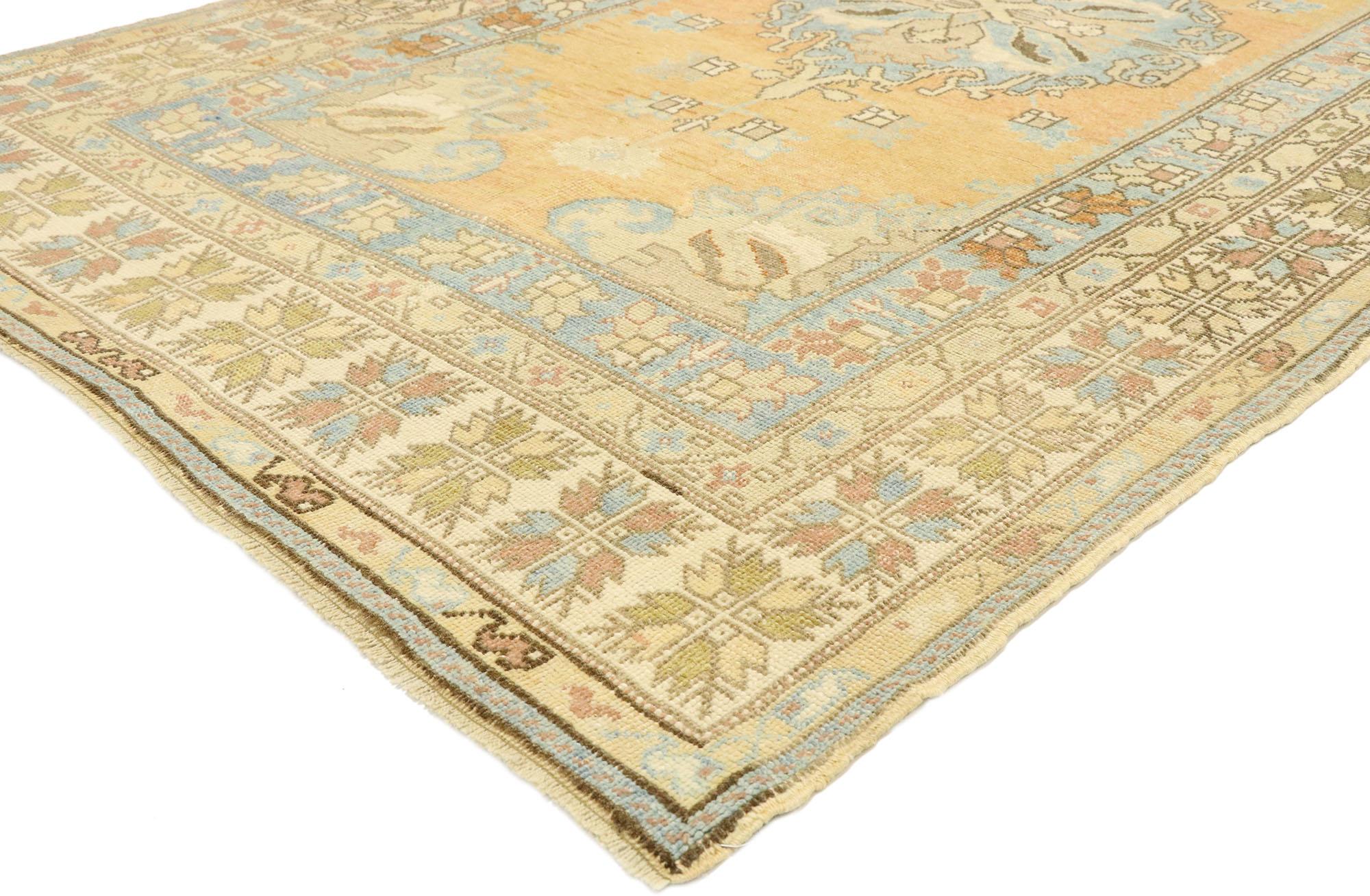 52966, tapis vintage turc Oushak de style méditerranéen rustique toscan. Ce tapis Oushak turc vintage en laine, noué à la main, est d'une beauté sans effort et d'une sensibilité rustique, dans un style Villa Toscane. Le champ orange chaud lavé à