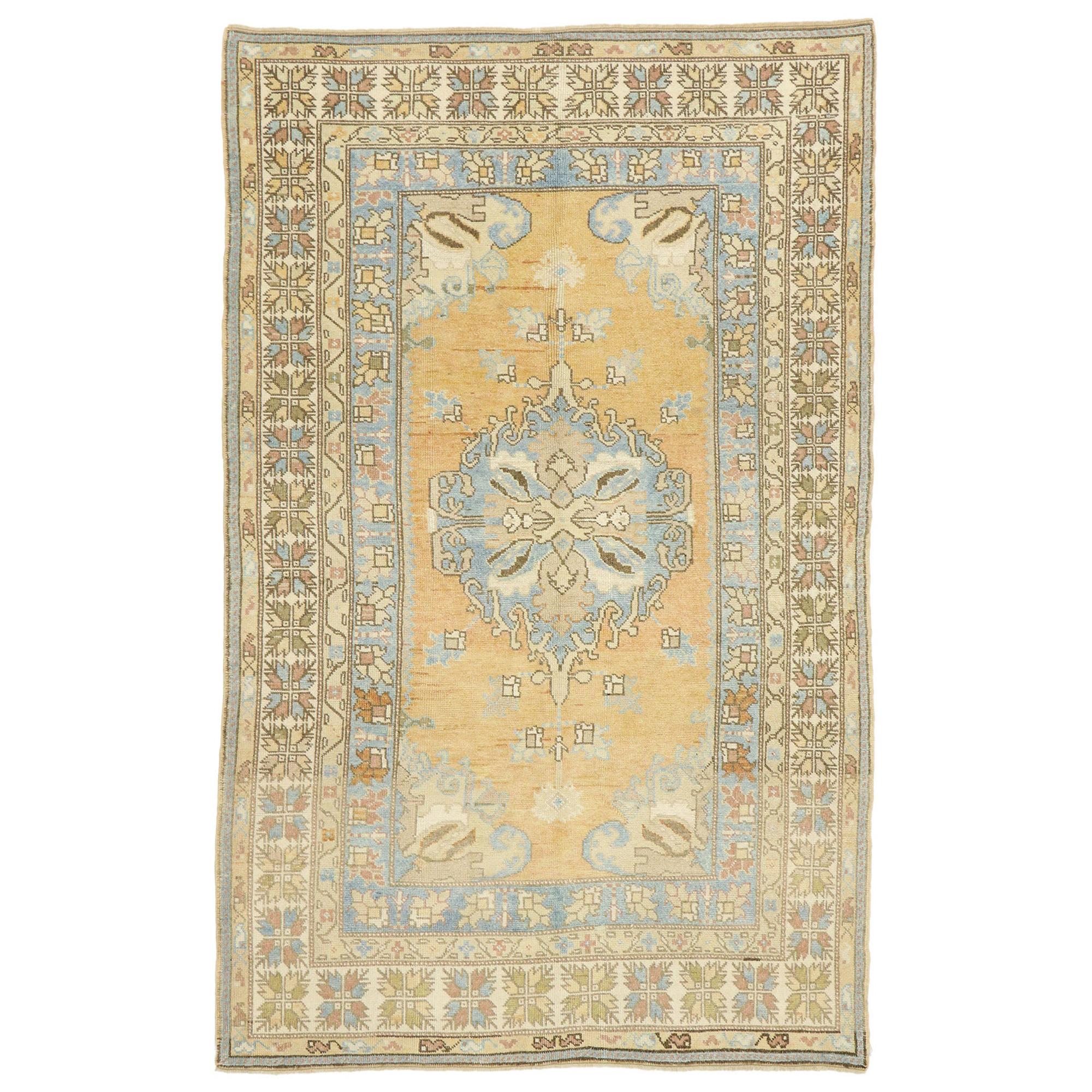 Tapis turc vintage d'Oushak avec villa rustique méditerranéenne de style toscan en vente