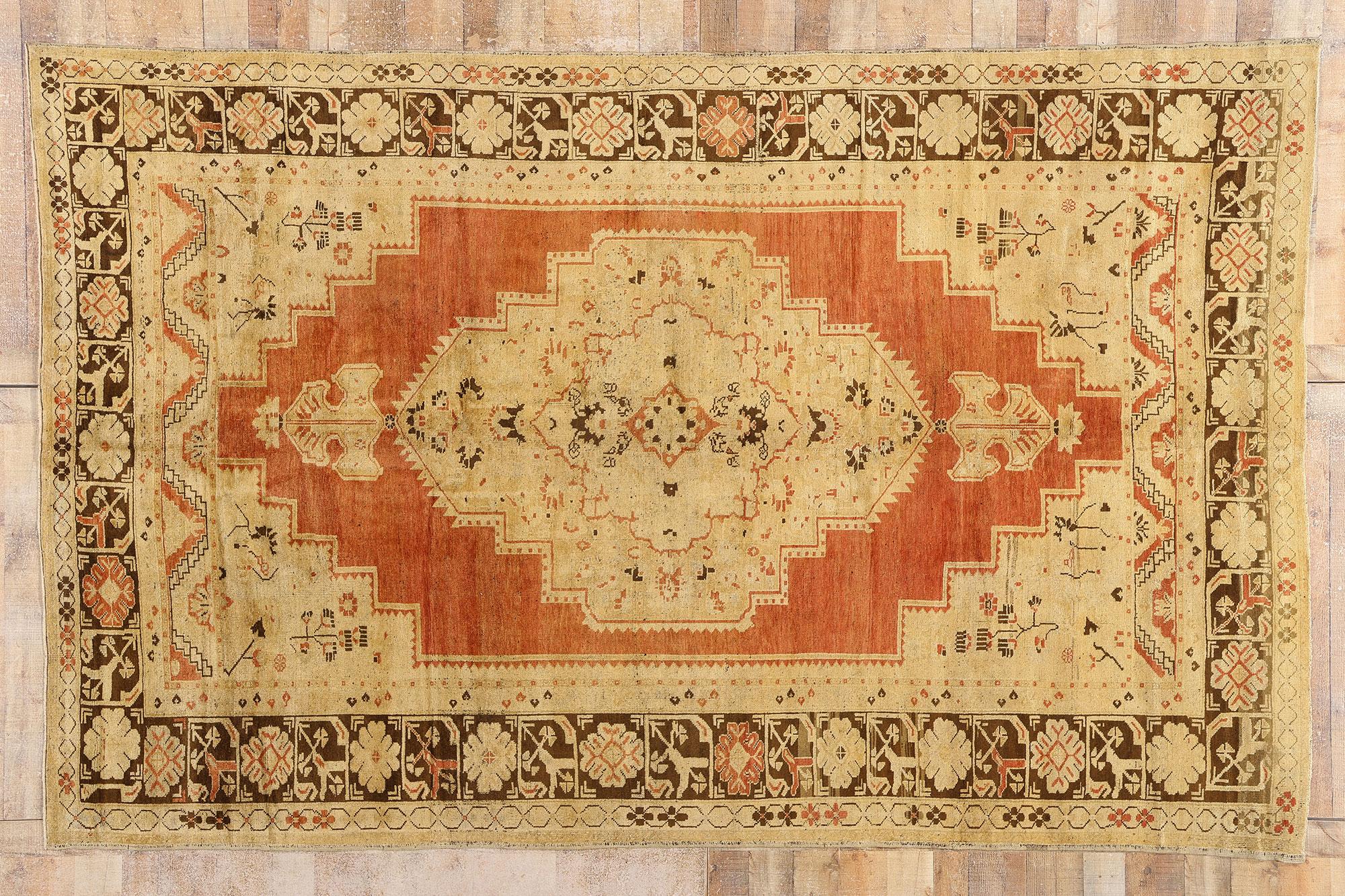 Türkischer Oushak-Teppich im Vintage-Stil mit rustikalem Mid-Century-Modern-Stil im Angebot 4