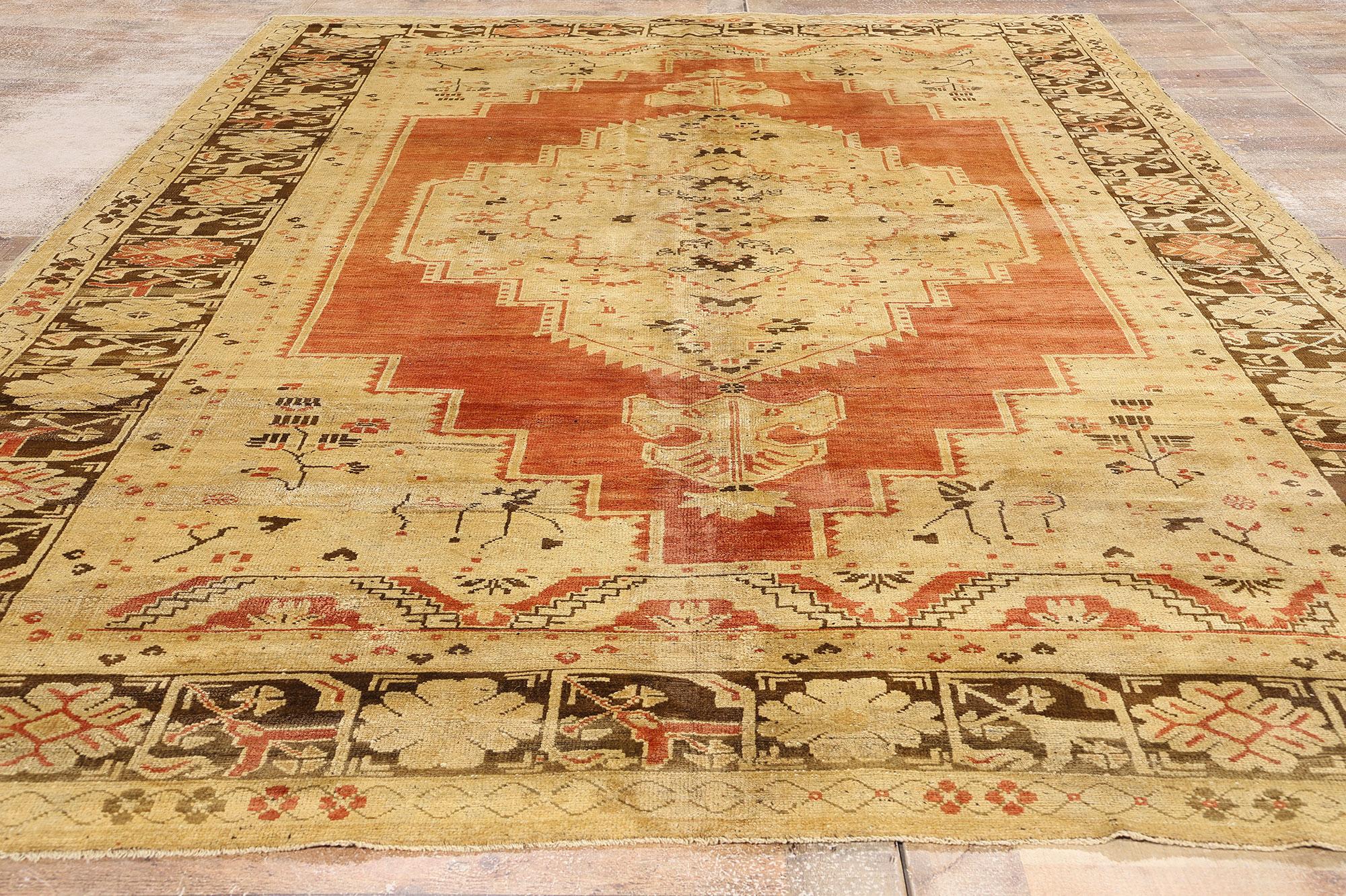Türkischer Oushak-Teppich im Vintage-Stil mit rustikalem Mid-Century-Modern-Stil (20. Jahrhundert) im Angebot