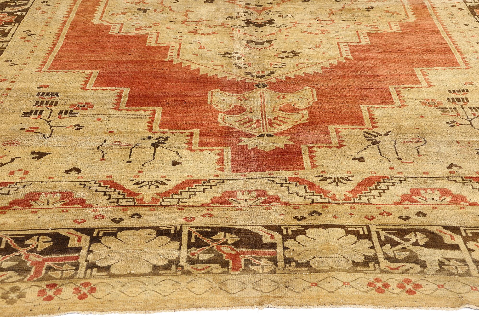 Türkischer Oushak-Teppich im Vintage-Stil mit rustikalem Mid-Century-Modern-Stil (Wolle) im Angebot