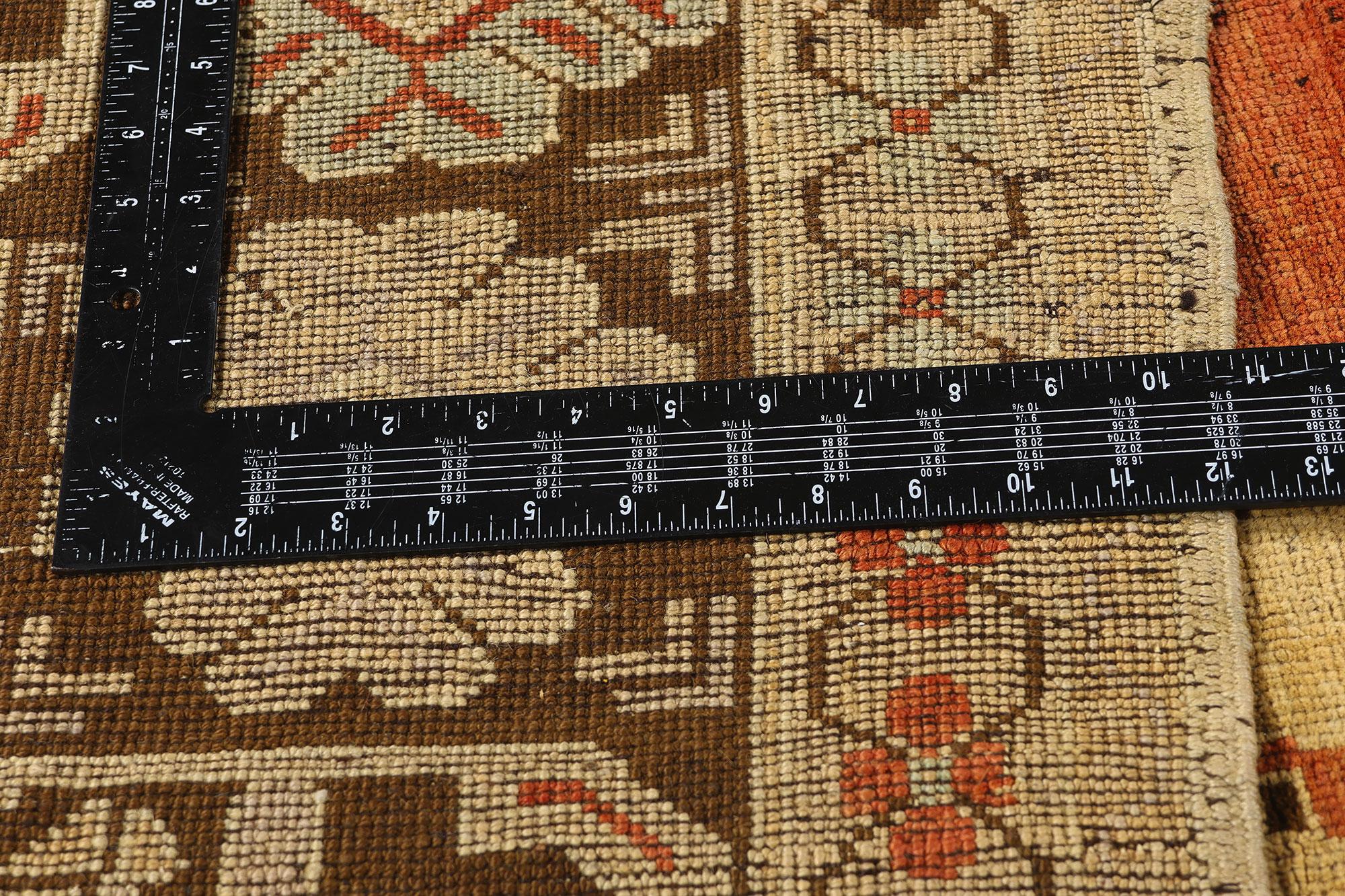 Türkischer Oushak-Teppich im Vintage-Stil mit rustikalem Mid-Century-Modern-Stil im Angebot 1