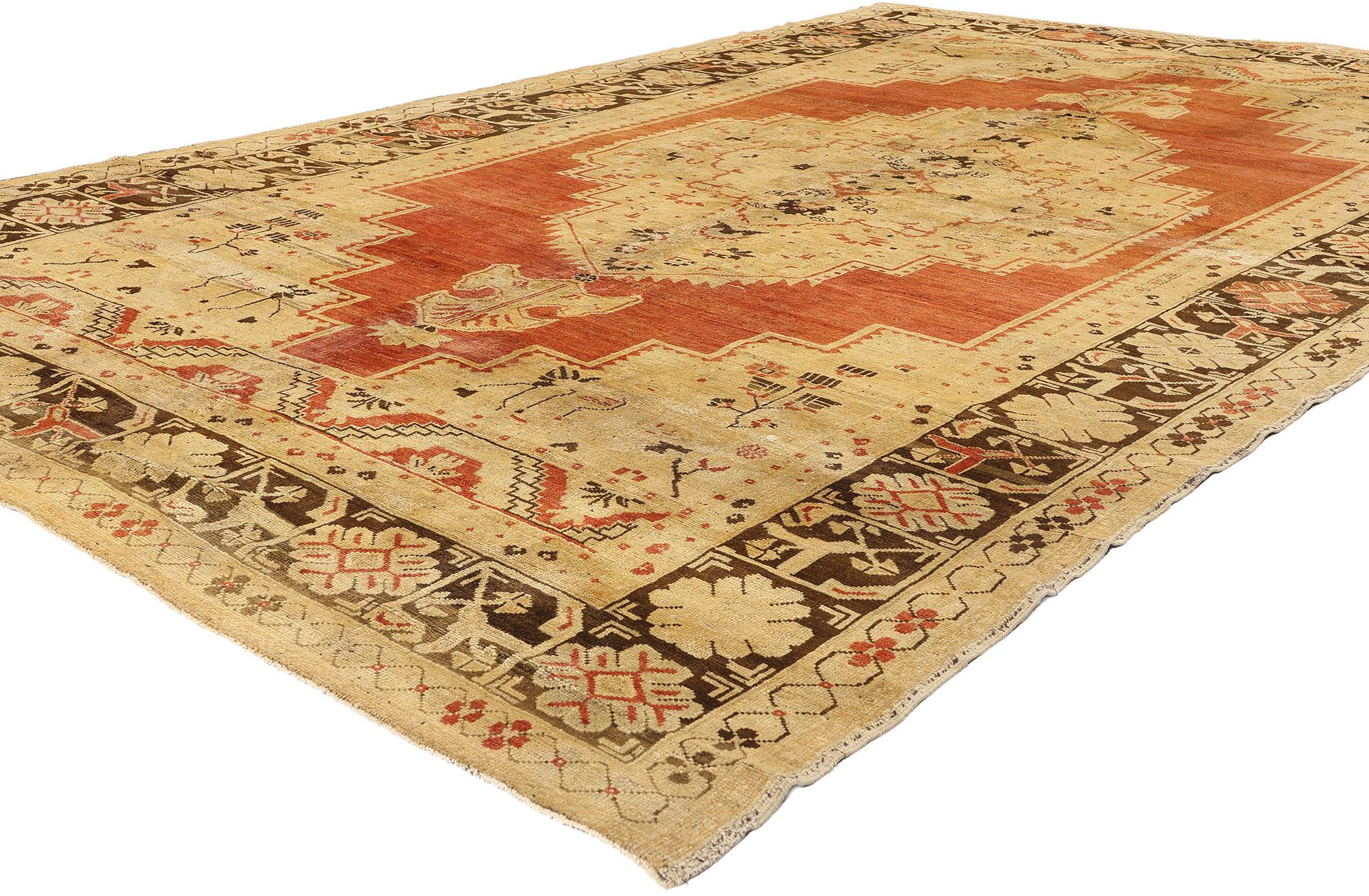 50418 Vintage Turkish Oushak Rug, 07'06 x 11'10. Strahlend wie ein Sonnenuntergang im anatolischen Staub ist dieser handgeknüpfte türkische Oushak-Teppich aus Wolle ein poetisches Relikt aus einer vergangenen Ära, in der jeder Knoten eine Erinnerung