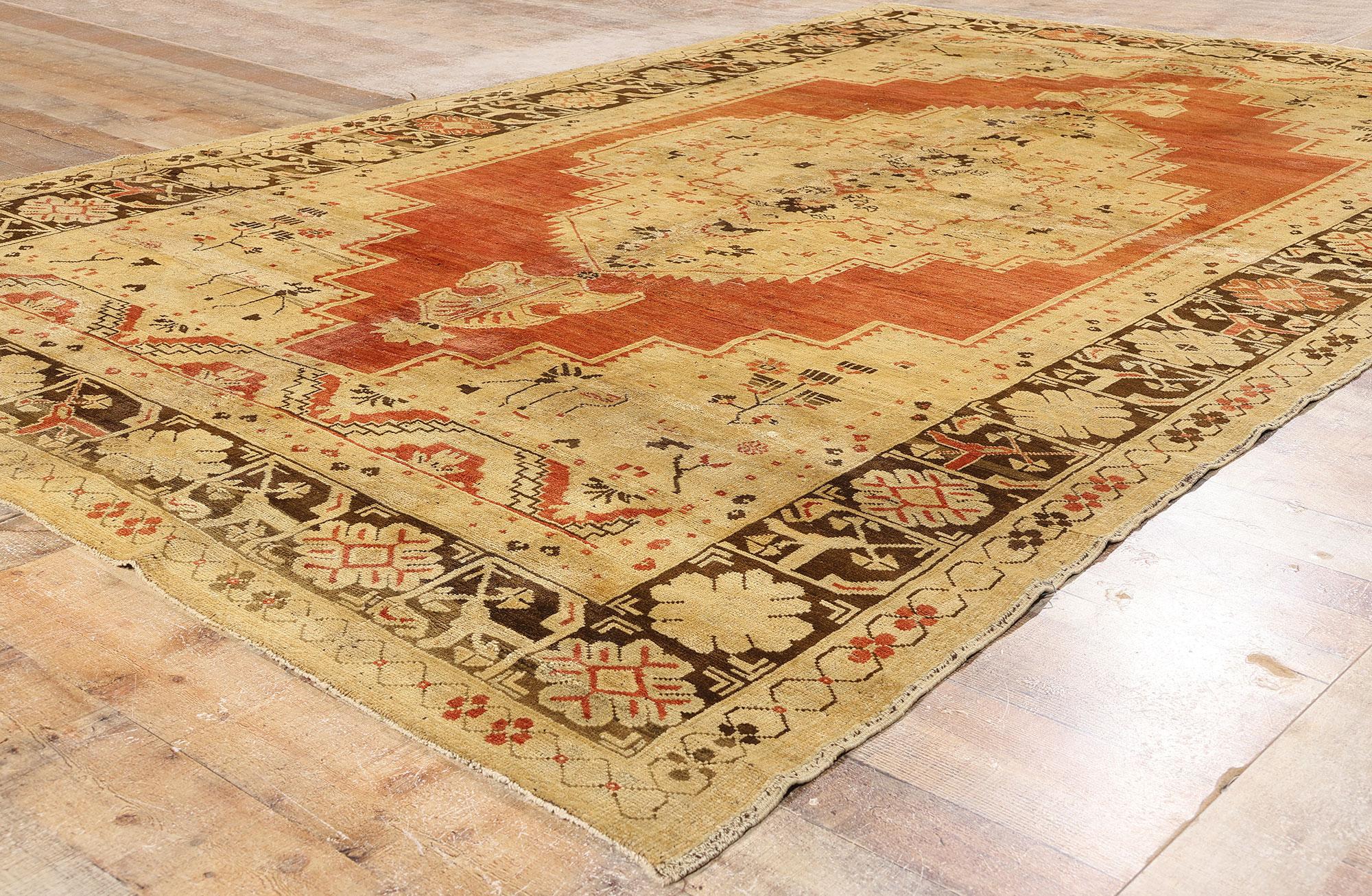 Türkischer Oushak-Teppich im Vintage-Stil mit rustikalem Mid-Century-Modern-Stil im Angebot 2