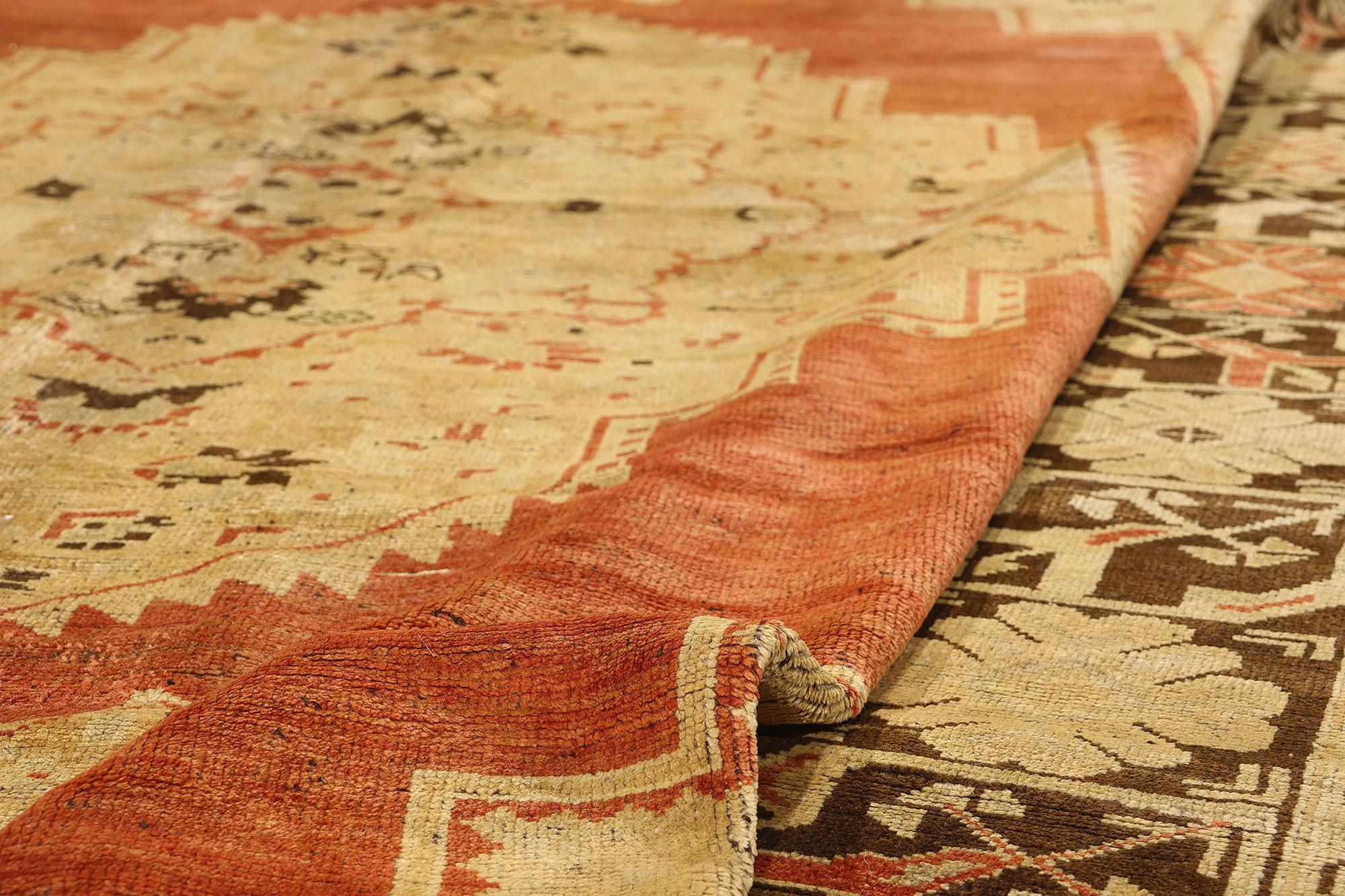 Türkischer Oushak-Teppich im Vintage-Stil mit rustikalem Mid-Century-Modern-Stil im Angebot 3