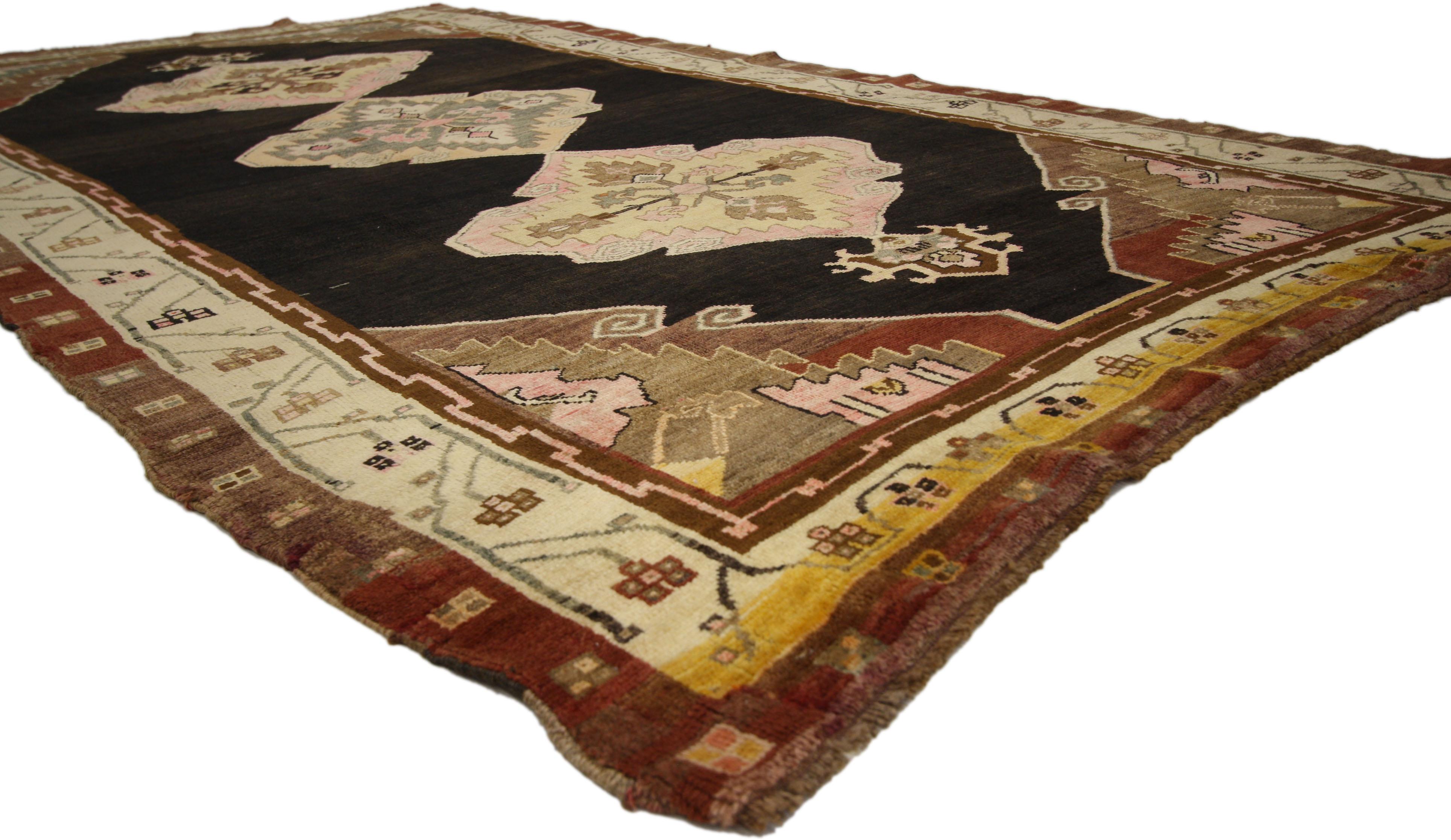 50292 Alfombra Oushak Turca Vintage, 05'07 x 09'08. Esta alfombra turca Oushak vintage de lana anudada a mano desprende un profundo sentido de la historia y el arte, lo que la convierte en una cautivadora pieza central para cualquier habitación. La