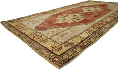 Türkischer Oushak-Teppich mit Stammesmotiv im Mid-Century Modern-Stil
