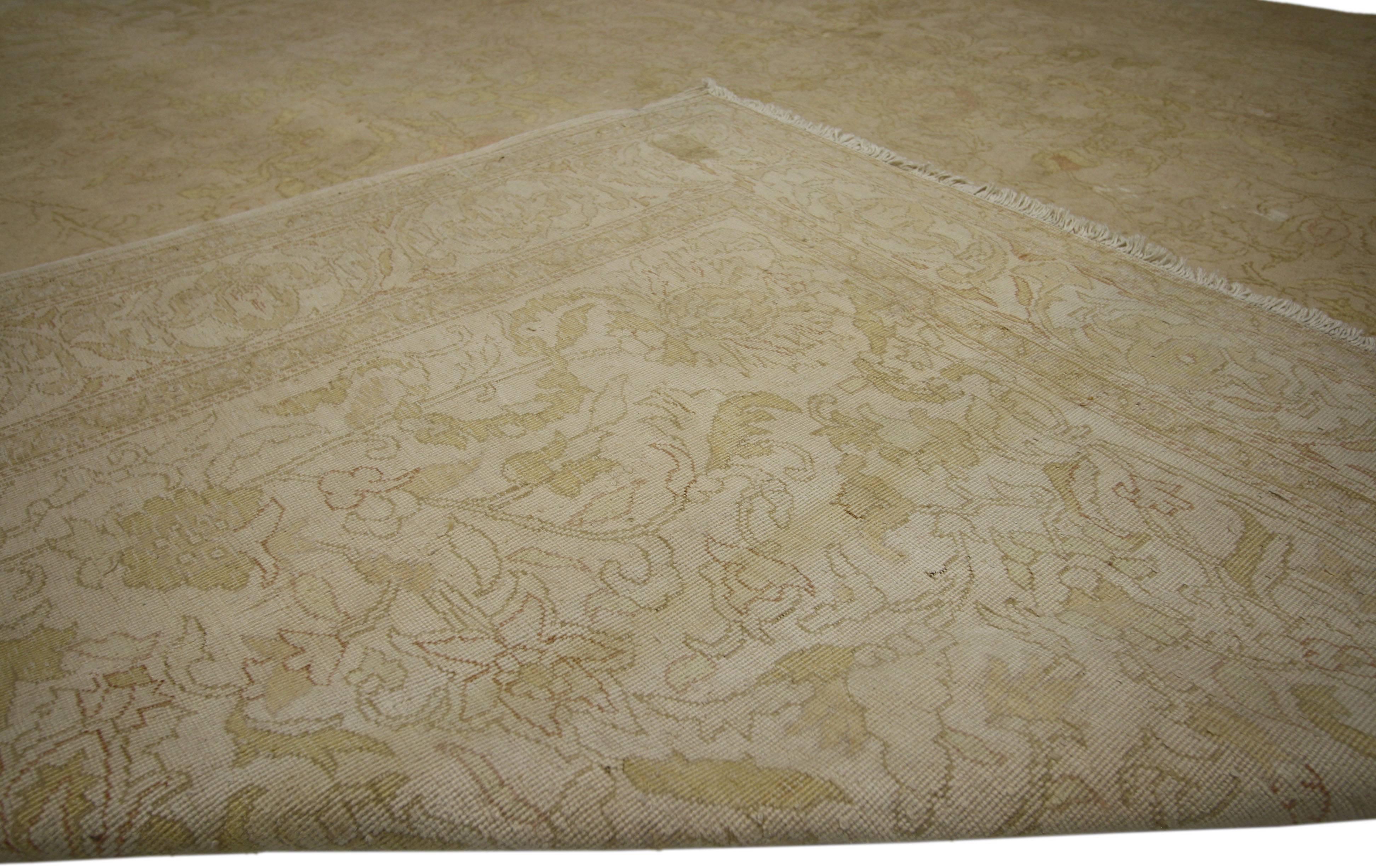 Antiker türkischer Oushak-Teppich mit minimalistischer Anziehungskraft in weichen, gedämpften Farben im Zustand „Gut“ im Angebot in Dallas, TX