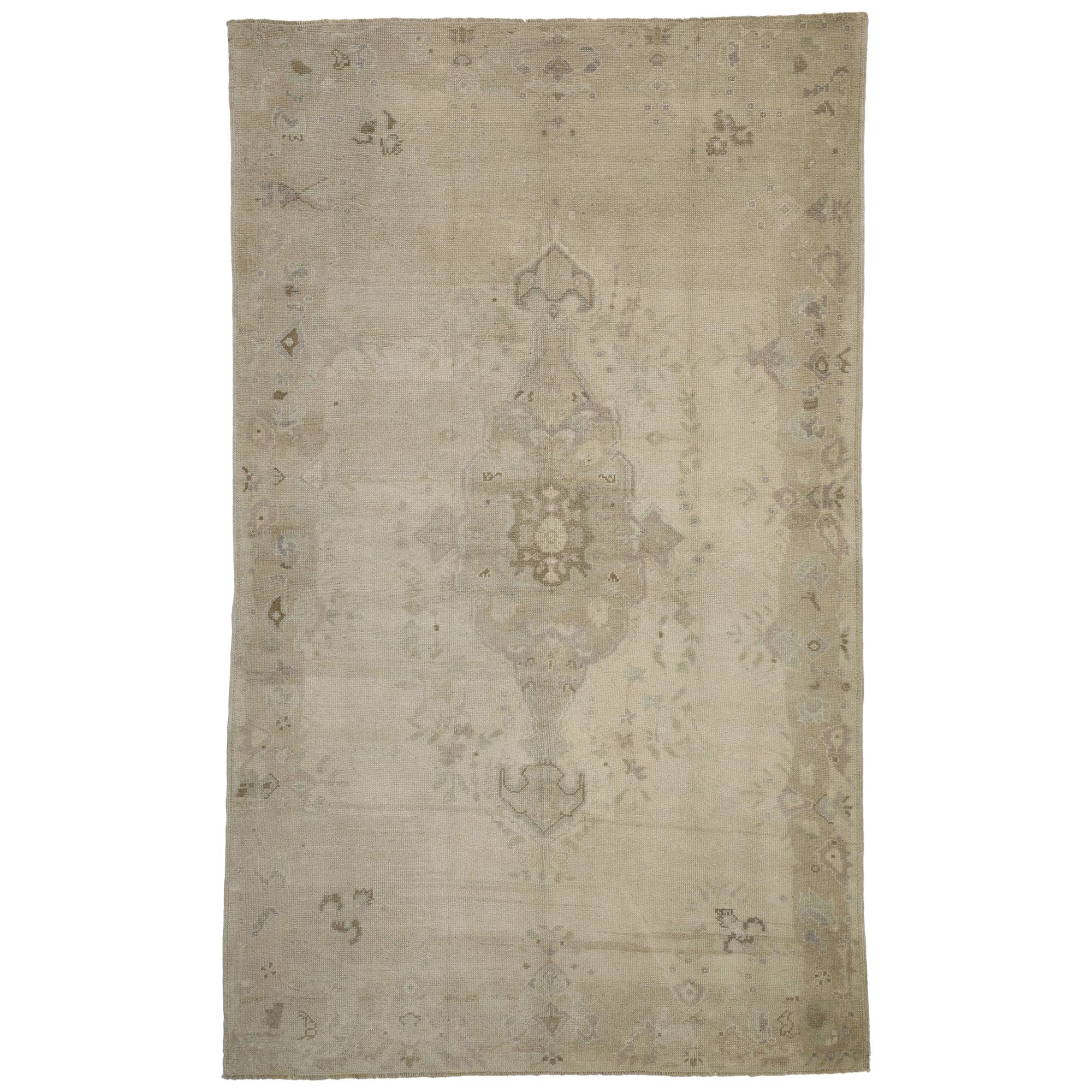 Tapis turc vintage d'Oushak avec style Mission et couleurs sourdes