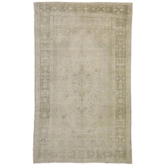 Tappeto turco vintage Oushak con stile missionario e colori tenui