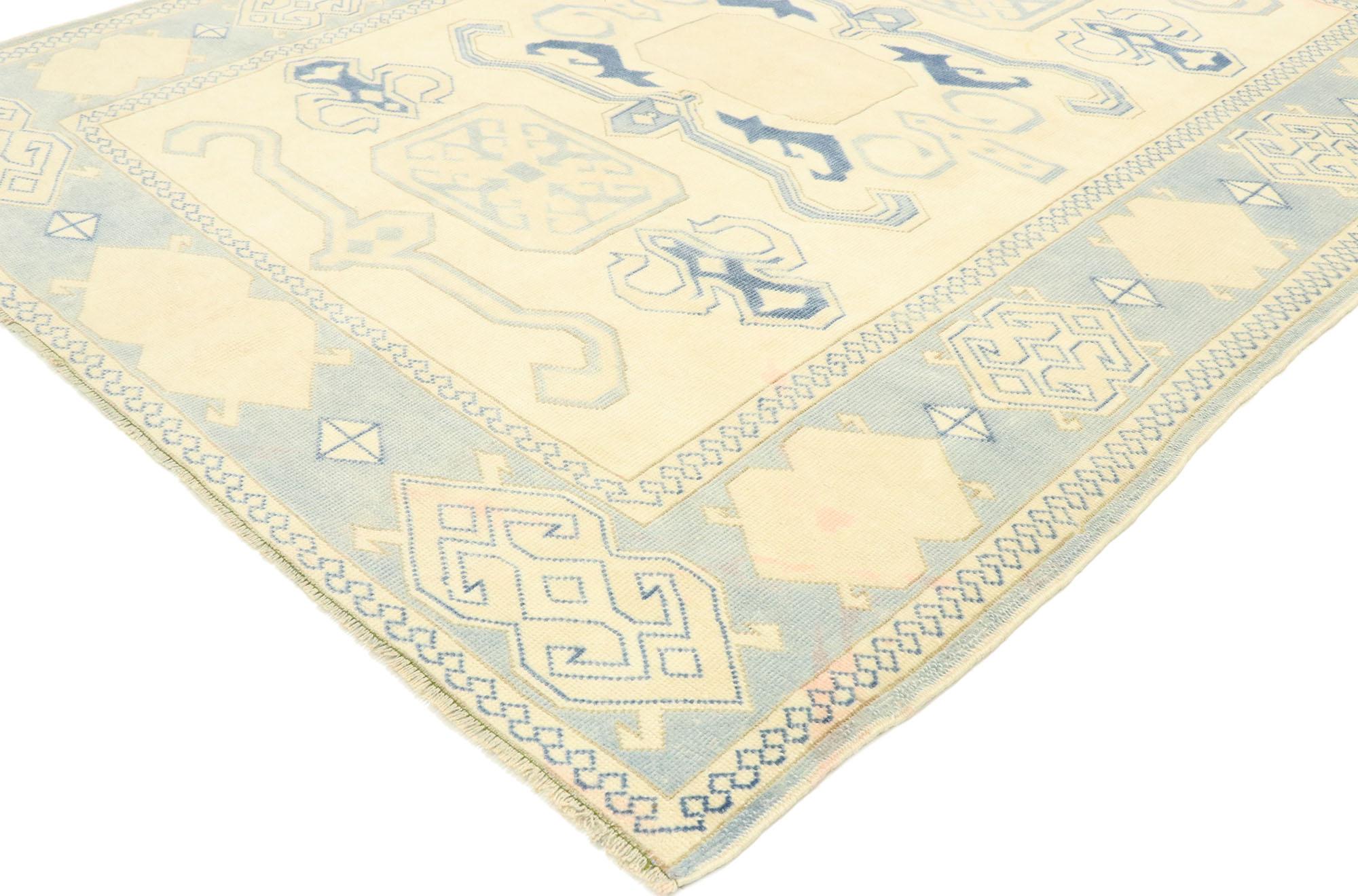 53053, tapis turc Oushak vintage avec un style côtier français moderne. Équilibrant la sensibilité traditionnelle et le style côtier français avec des éléments tribaux nostalgiques, ce tapis Oushak vintage en laine noué à la main est un amalgame