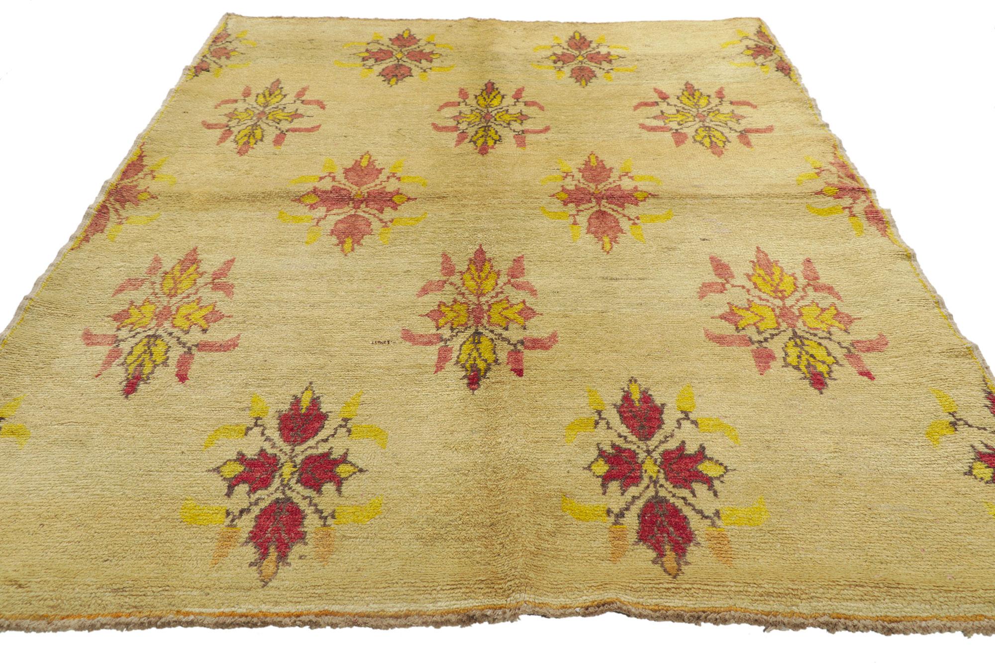 Turco Tappeto turco vintage Oushak con stile moderno rustico e biofilico della prateria in vendita