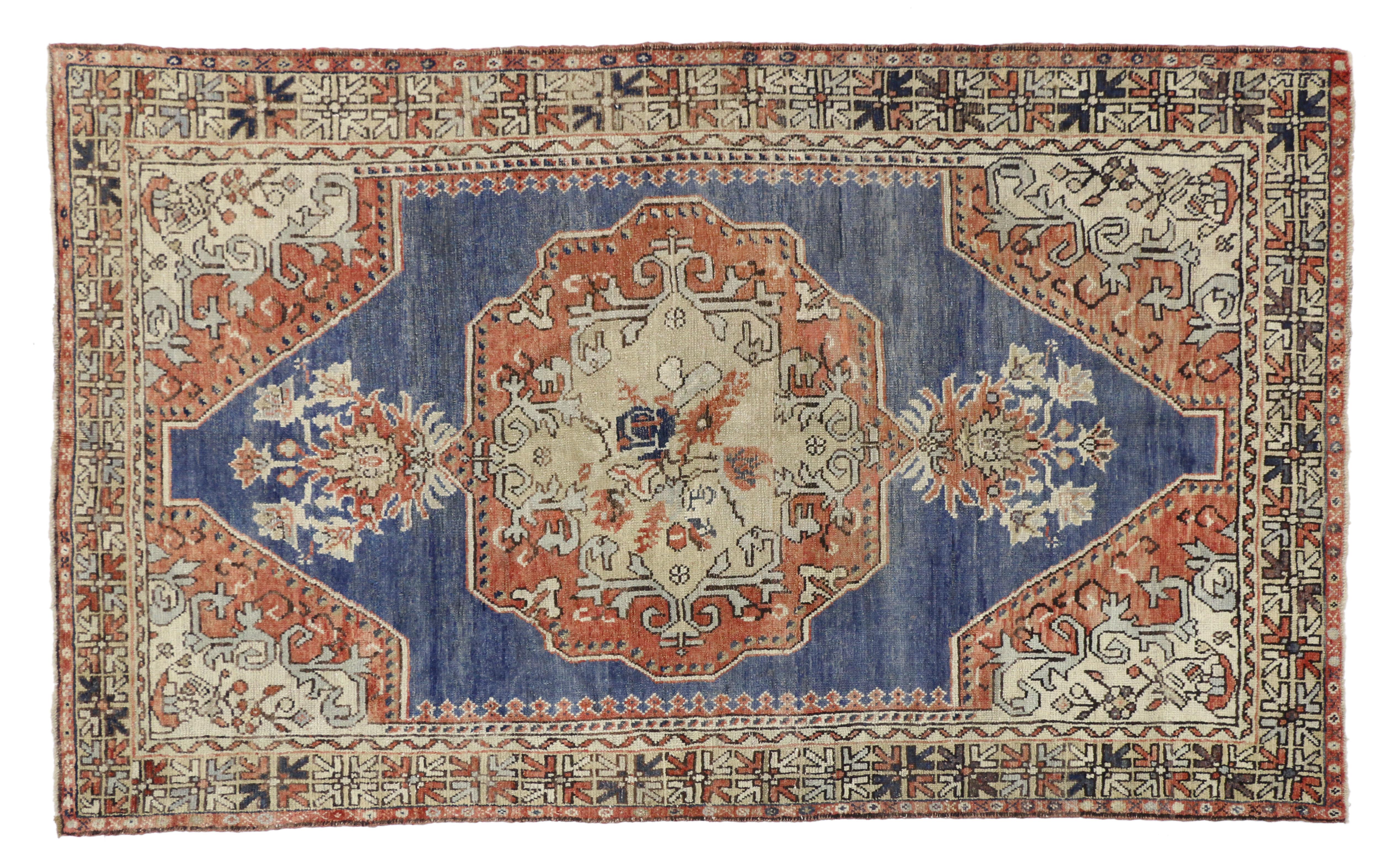 Vintage Turkish Oushak Rug with Modern Rustic Style In Good Condition For Sale In Dallas, TX