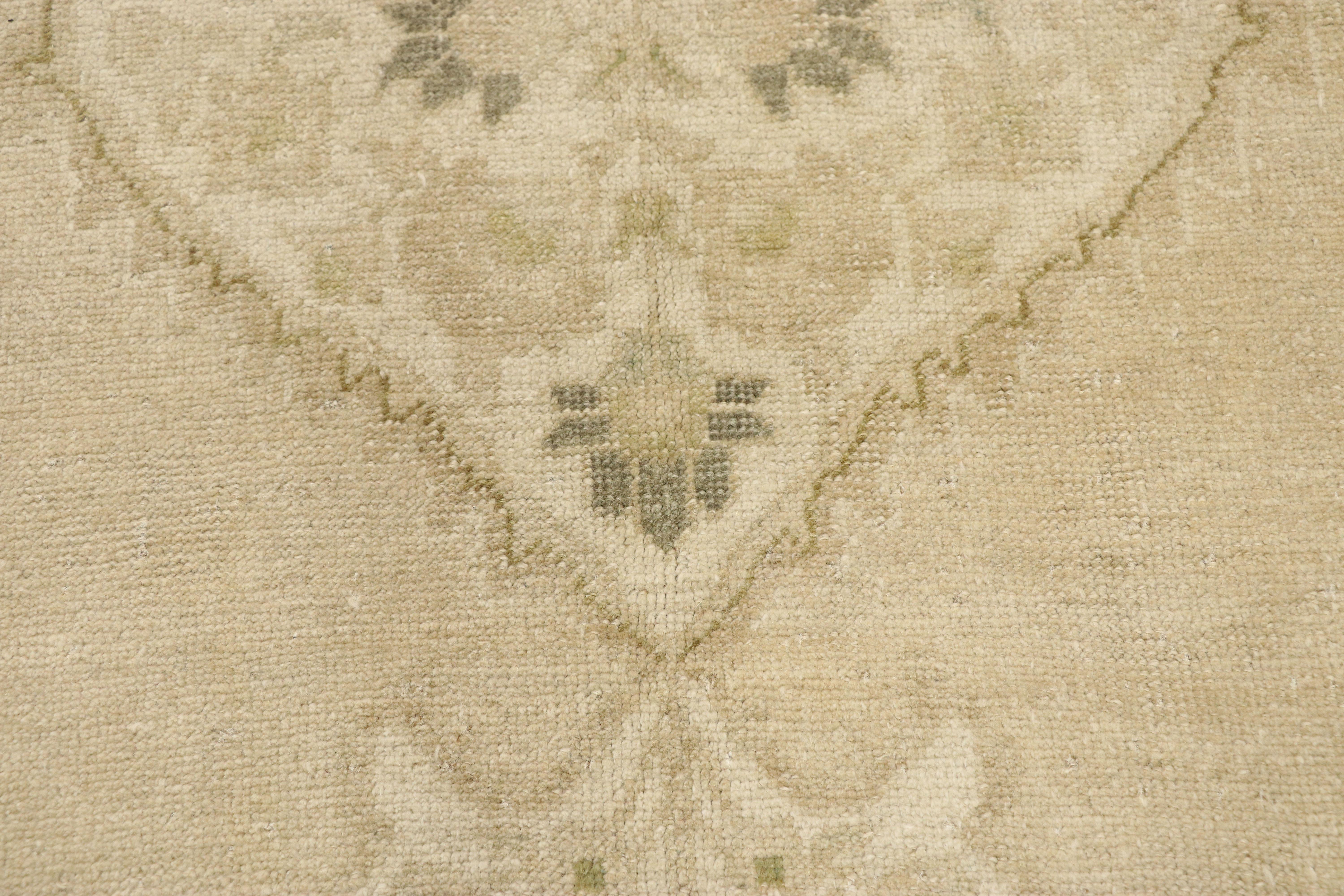 Muted Vintage Turkish Oushak Rug, Easygoing Elegance Meets Effortlessly Chic In Good Condition For Sale In Dallas, TX