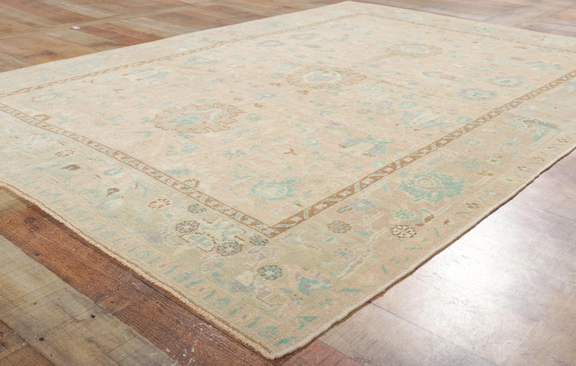 Vieux tapis turc Oushak avec style de cottage gustavien suédois en vente 3