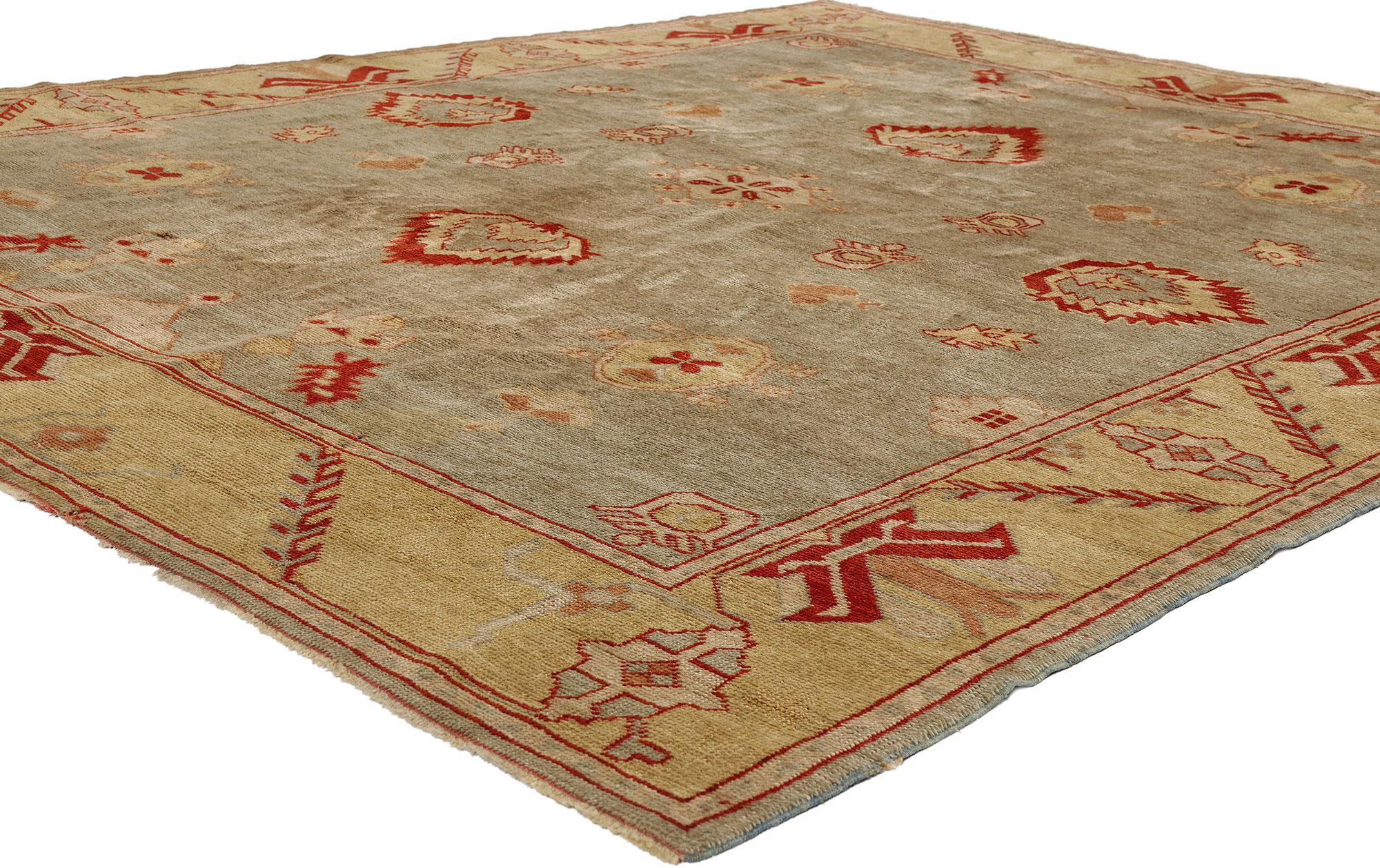 79309 Tappeto Vintage Oushak turco, 07'11 x 09'04. Tessuto nelle storiche case di tessitura dell'Anatolia, questo tappeto Oushak turco vintage in lana annodato a mano incarna l'eleganza e la tranquilla sicurezza che hanno definito i tappeti Oushak