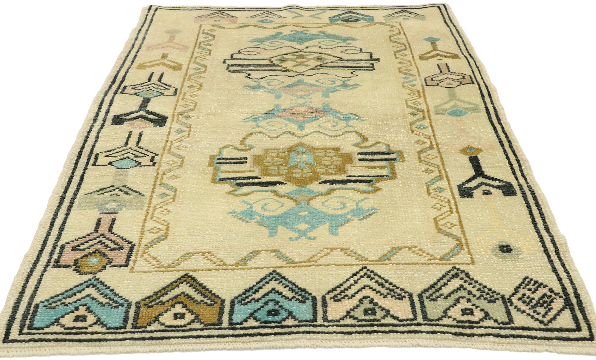 Turc Tapis turc Oushak vintage avec motifs tribaux et déserts modernes style Boho Chic en vente