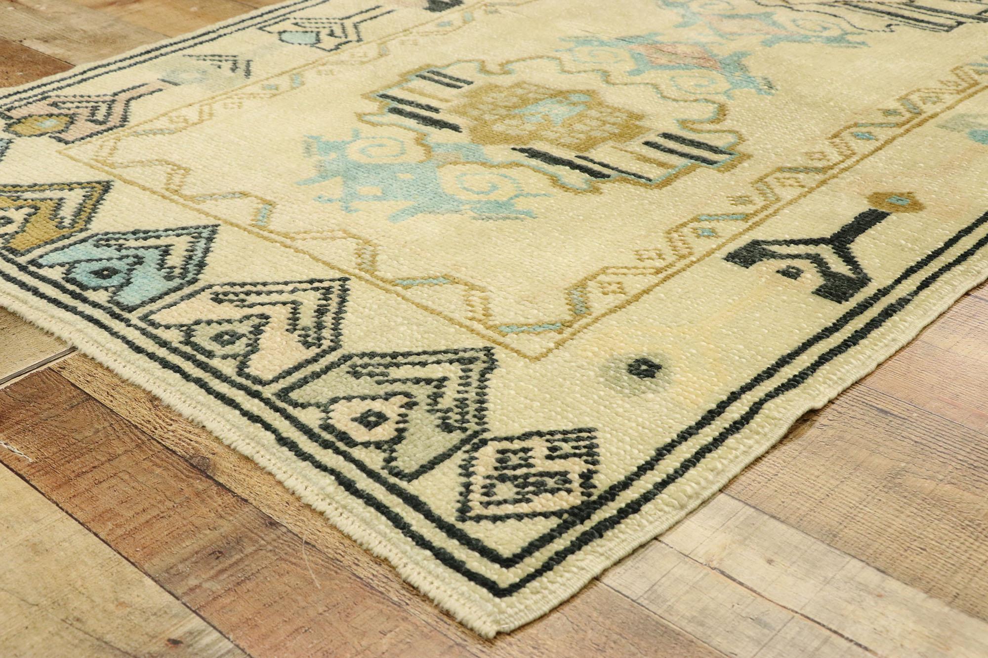 20ième siècle Tapis turc Oushak vintage avec motifs tribaux et déserts modernes style Boho Chic en vente