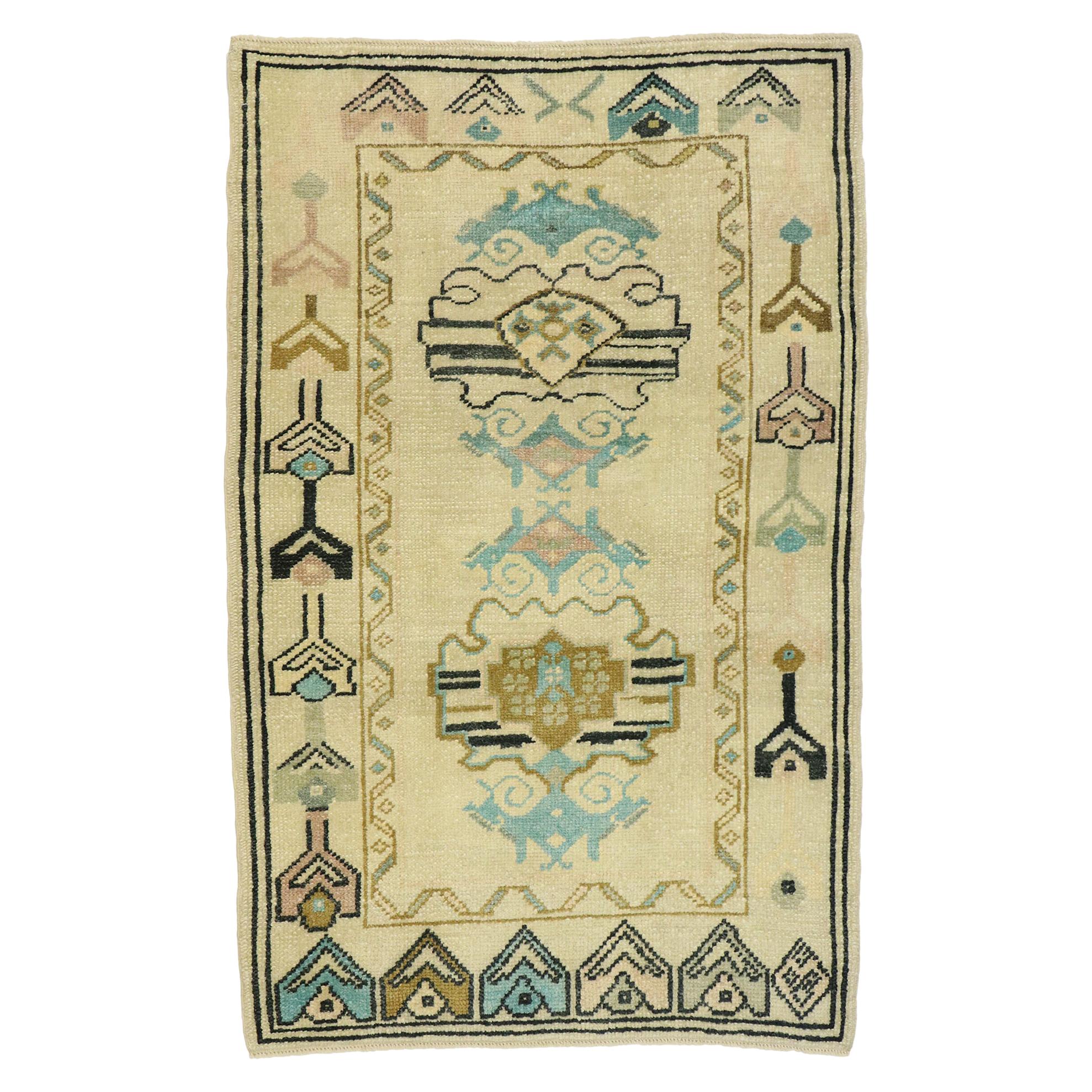 Tapis turc Oushak vintage avec motifs tribaux et déserts modernes style Boho Chic