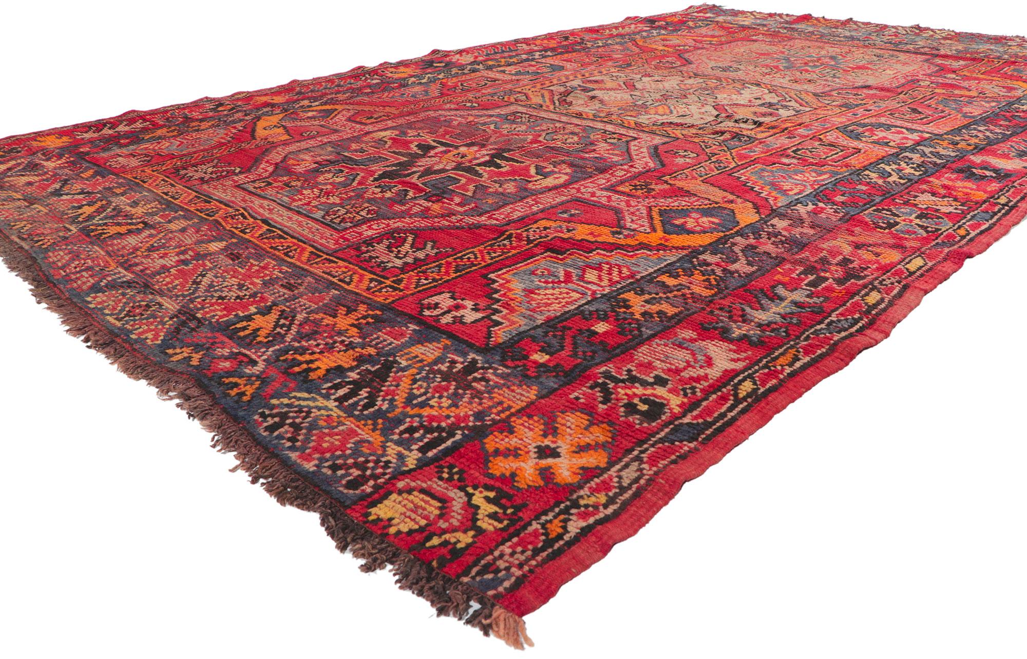 74925 Tapis Vintage Turc Oushak, 06'09 X 11'00. Ce tapis Oushak turc vintage en laine noué à la main, de style tribal moderne, présente trois médaillons remplis chacun de fleurs stylisées et de motifs tribaux entourés d'un motif allover de dessins