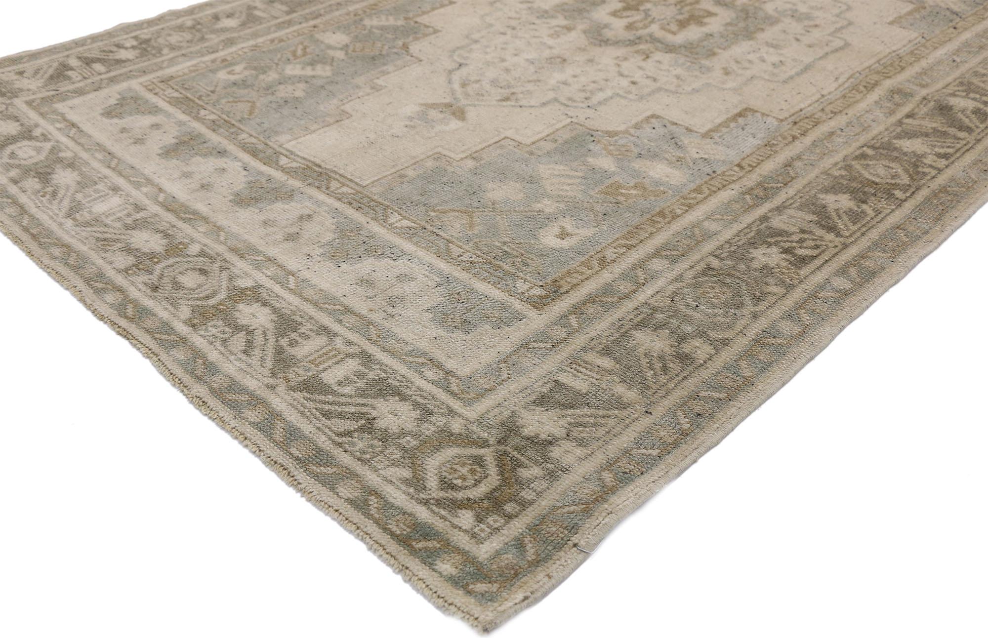 52440, alter türkischer Oushak-Teppich im modernistischen Chippendale-Stil. Dieser handgeknüpfte türkische Oushak-Teppich aus Wolle zeichnet sich durch ein Medaillon in der Mitte aus, das auf einem abgewaschenen, hafermehlfarbenen Hintergrund