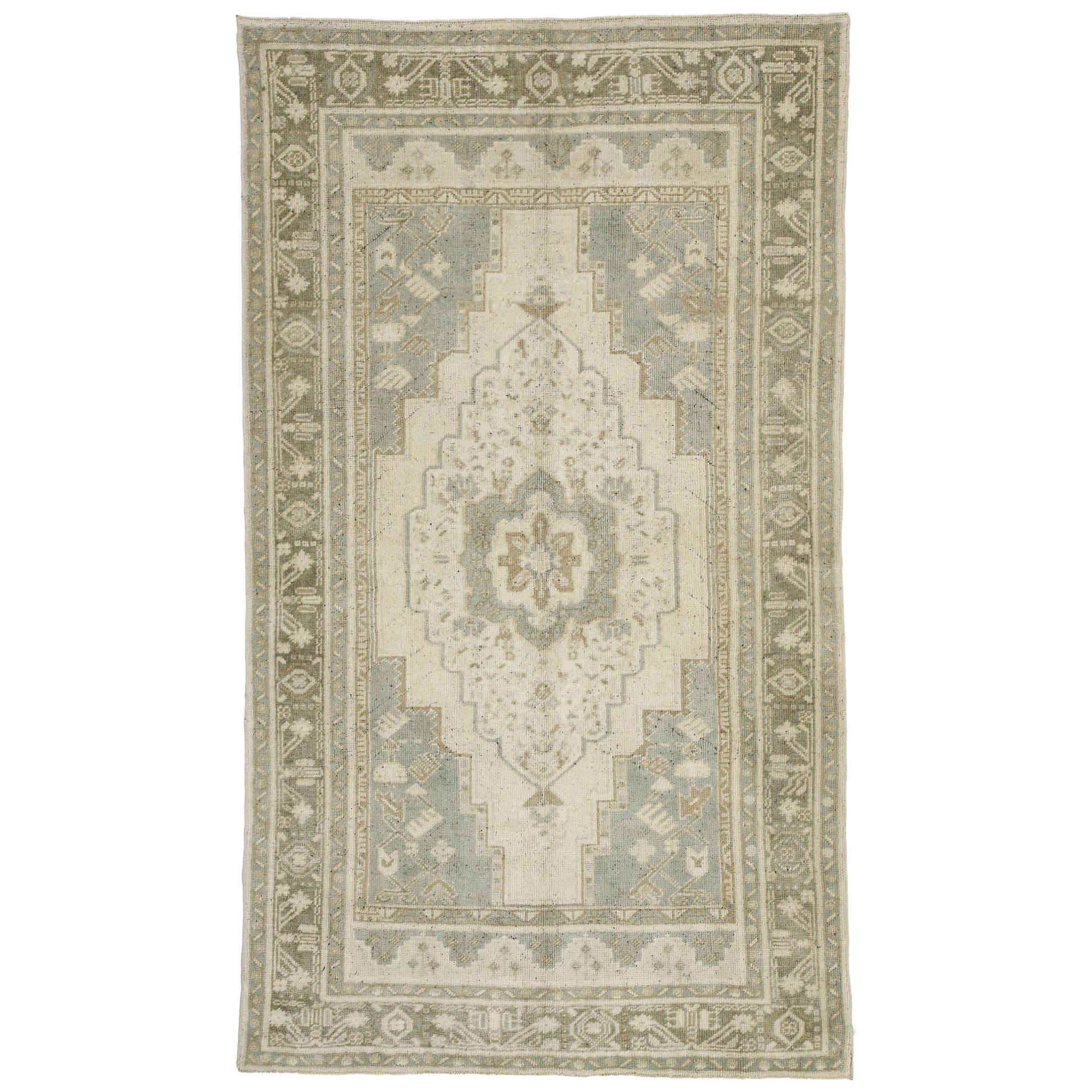 Tapis turc vintage d'Oushak avec style moderniste Chippendale
