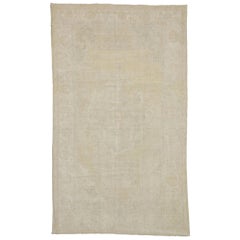 Tappeto vintage turco Oushak con stile missionario monocromatico e colori tenui