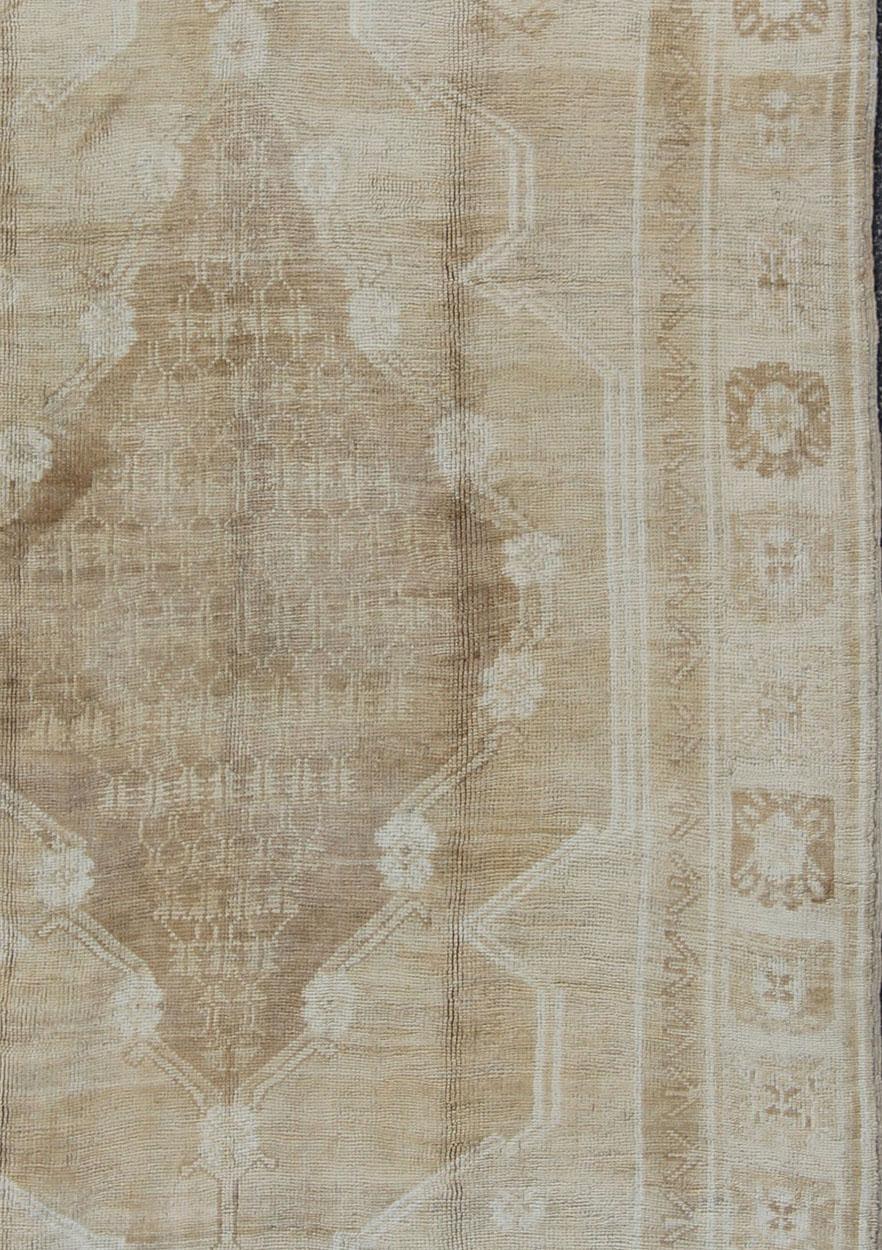 Alfombra Turca Oushak Vintage con Medallón de Varias Capas y Diseño Geométrico Anudado a mano en venta
